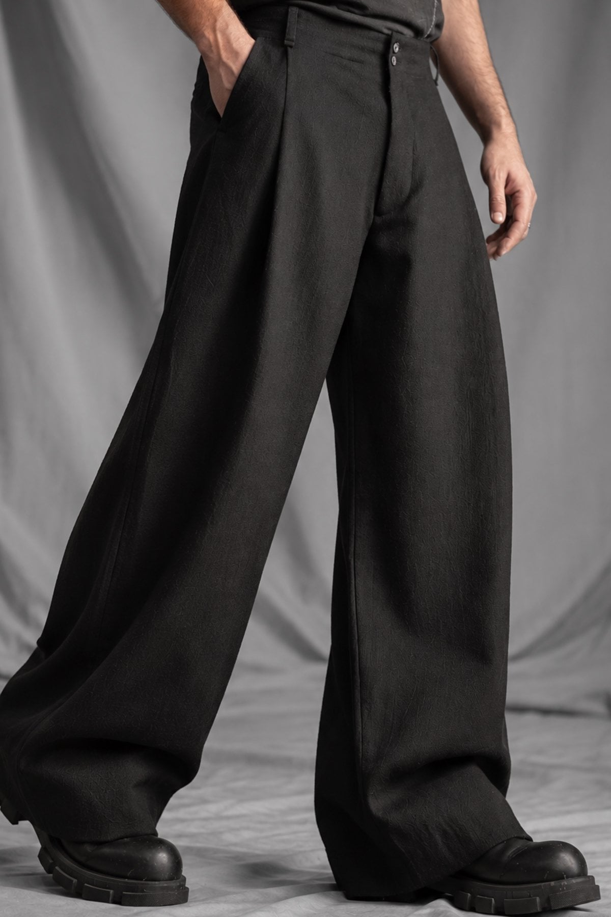 eigensinnig wien | Bandlkramer | Schwarze, weite Designerhose mit Bundfalten aus italienischer Wolle