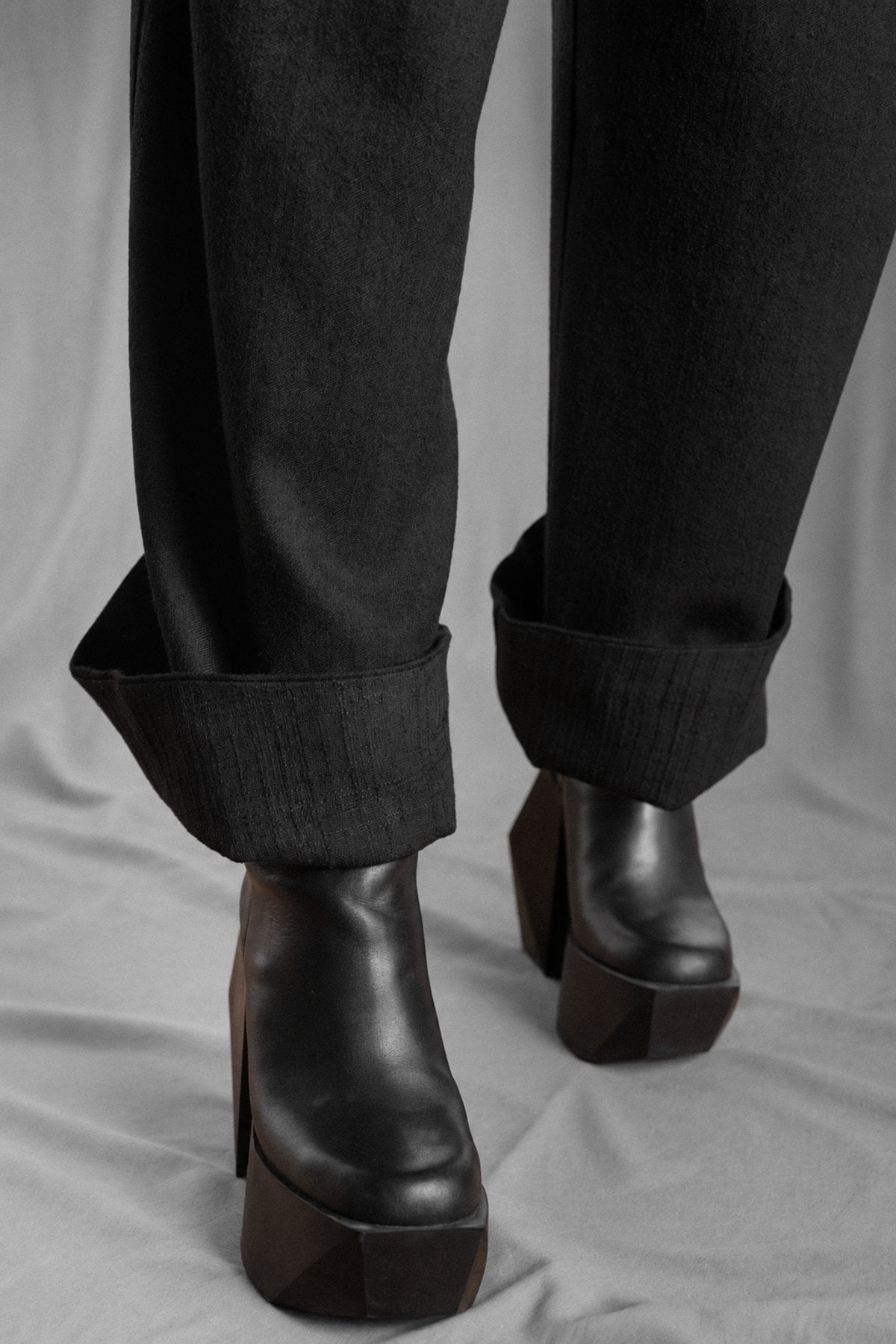 eigensinnig wien | Bandlkramer | Schwarze, weite Designerhose mit Bundfalten aus italienischer Wolle