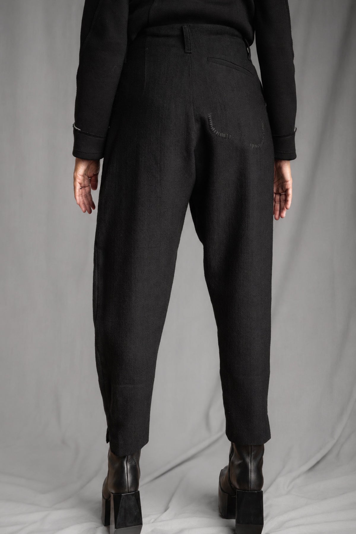 eigensinnig wien | CamEgo | Black Avant-Garde Pantsuit for Women in Italian Wool with Tapered-Fit Trousers