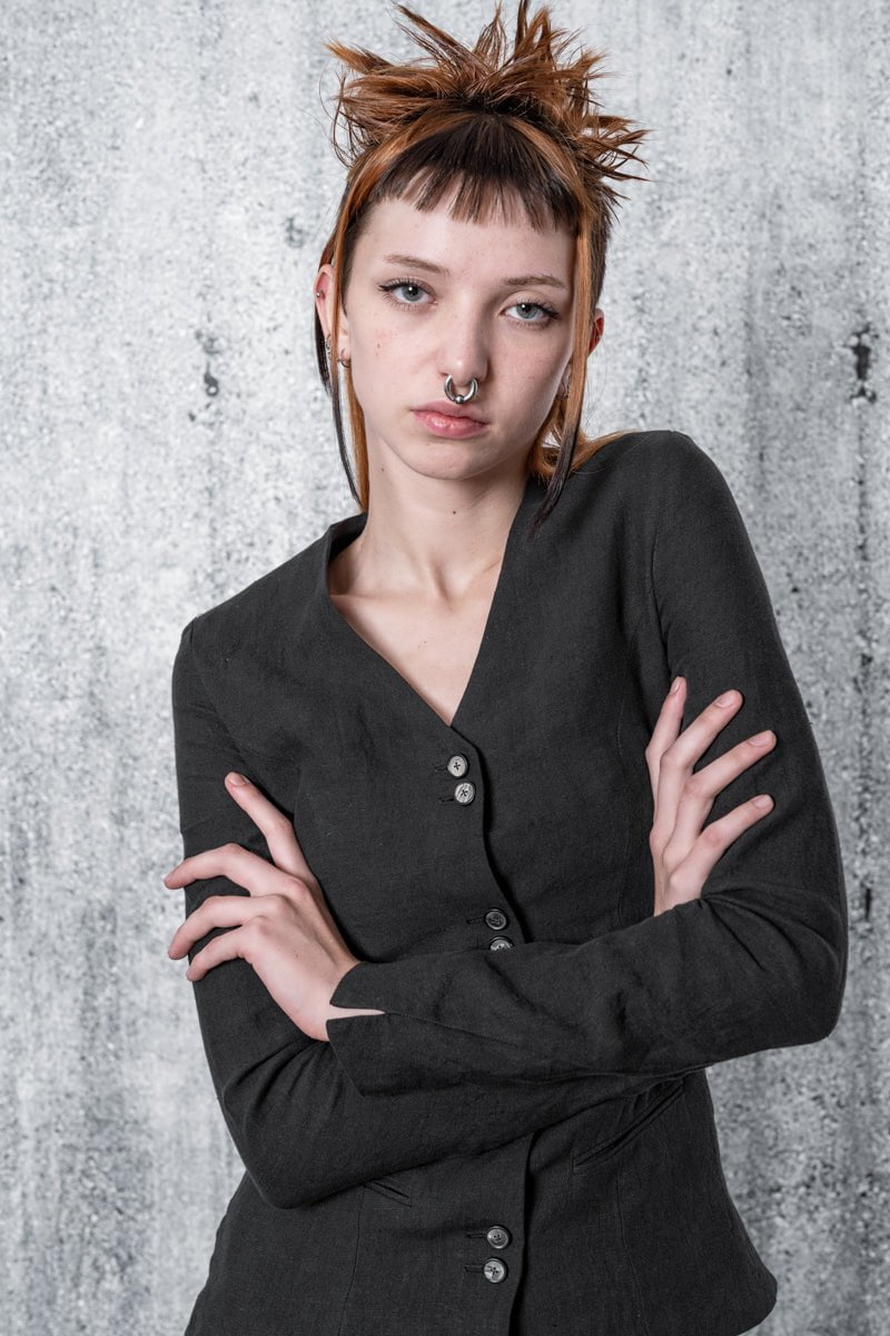 eigensinnig wien | Ada | Schwarze Blusenjacke für Damen aus Leinen