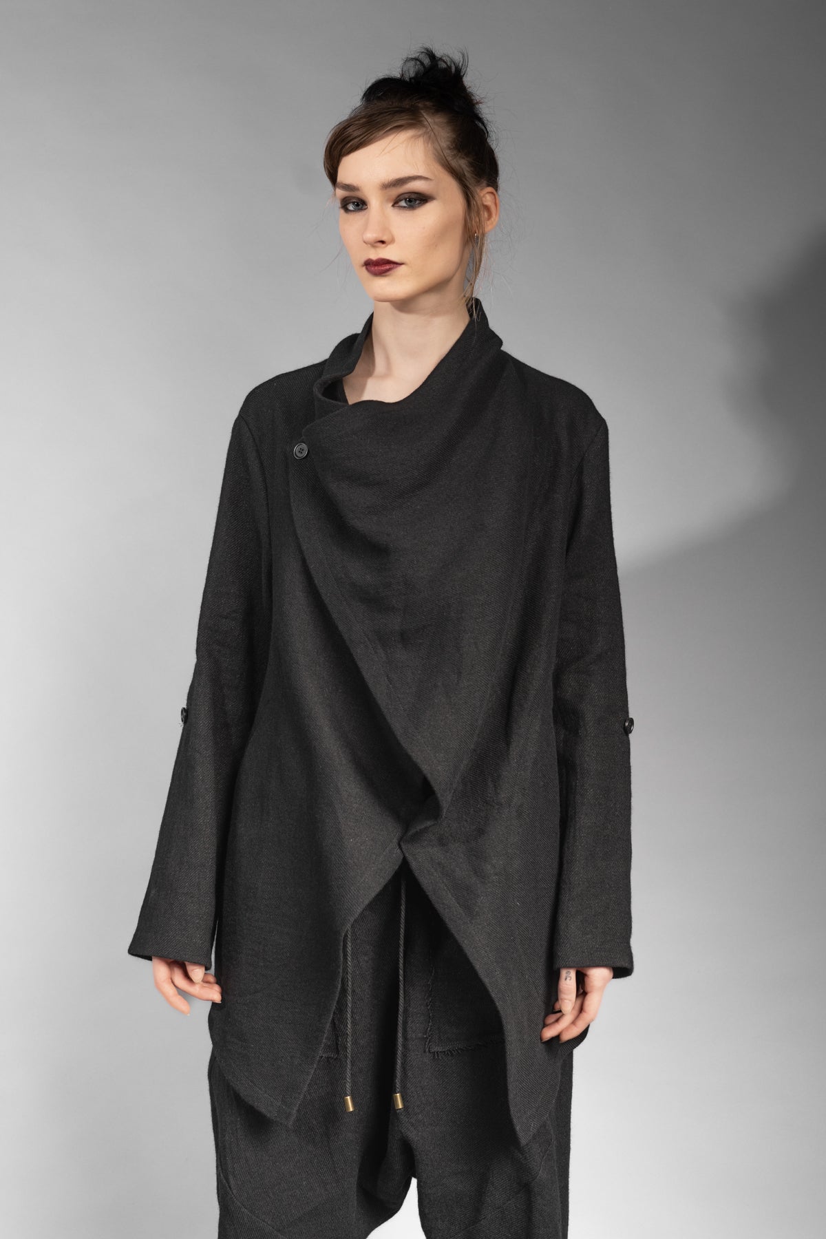 eigensinnig wien | Apollon | Schwarzer, extravaganter Oversize Cardigan aus Wolle-Leinen-Mix