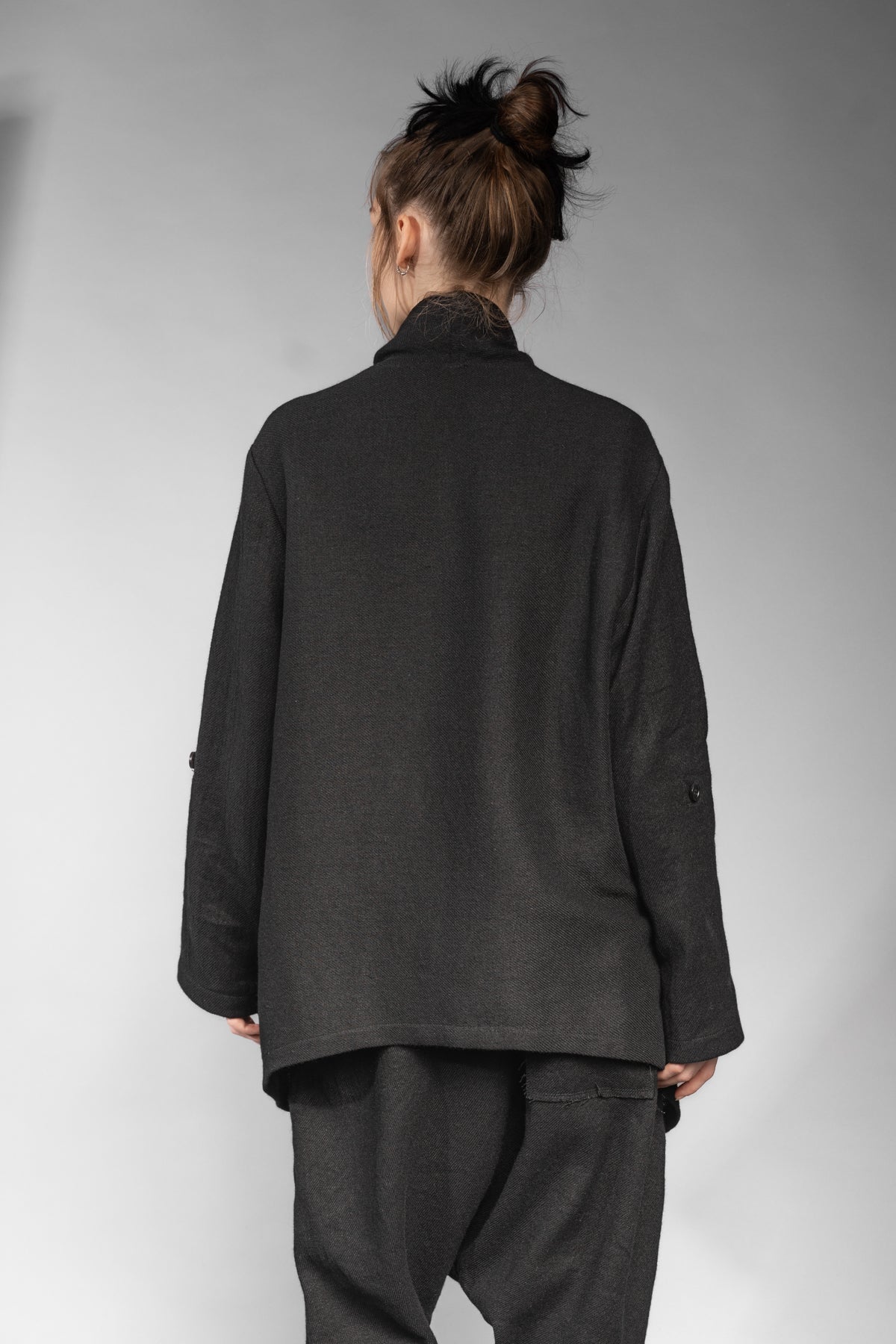 eigensinnig wien | Apollon | Schwarzer, extravaganter Oversize Cardigan aus Wolle-Leinen-Mix