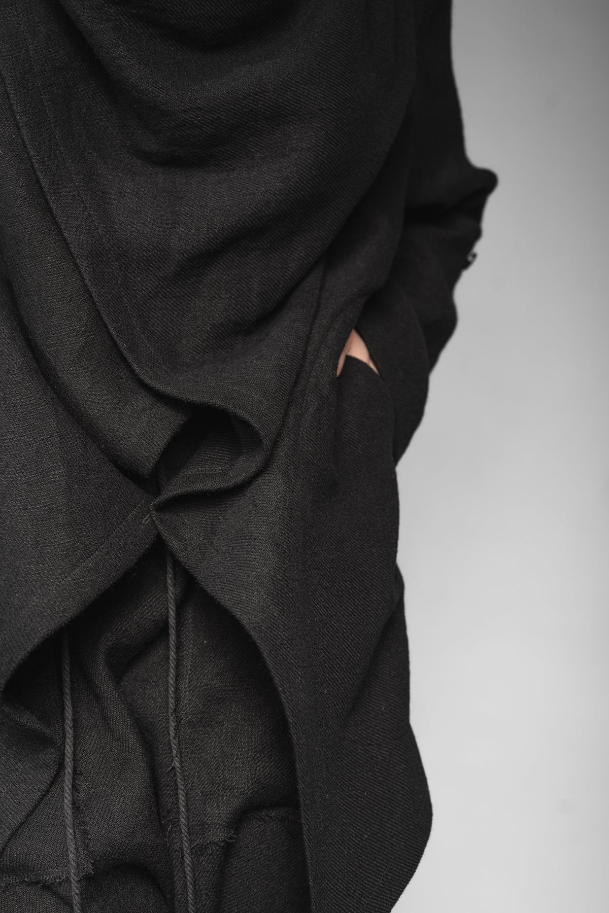 eigensinnig wien | Apollon | Schwarzer, extravaganter Oversize Cardigan aus Wolle-Leinen-Mix