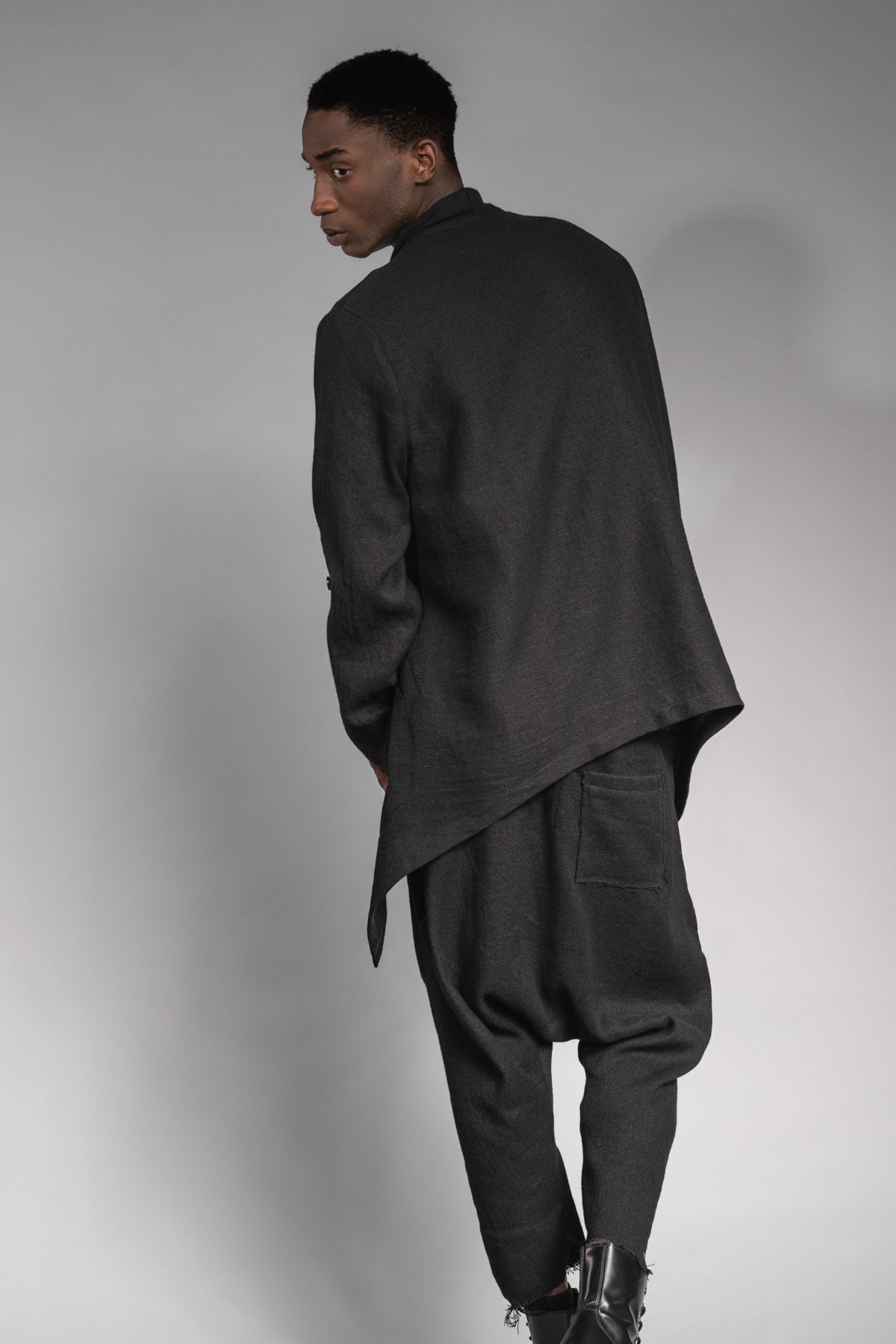 eigensinnig wien | Apollon | Schwarzer, extravaganter Oversize Cardigan aus Wolle-Leinen-Mix