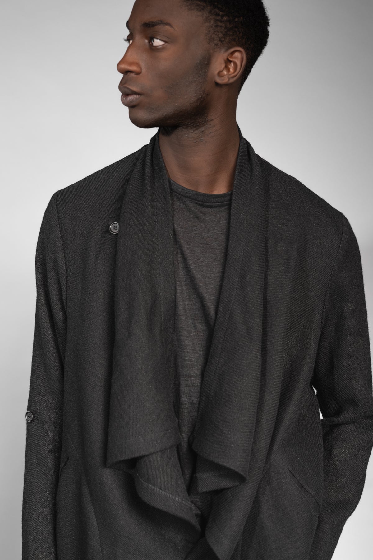 eigensinnig wien | Apollon | Schwarzer, extravaganter Oversize Cardigan aus Wolle-Leinen-Mix