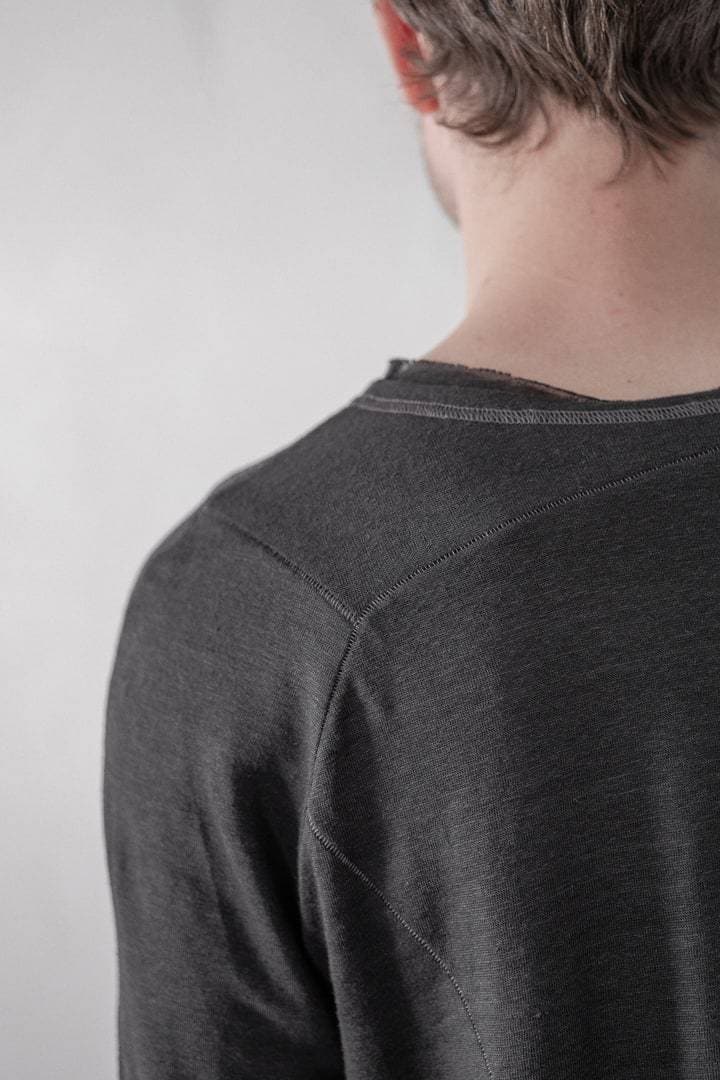 eigensinnig wien | Aristoteles | Außergewöhnlicher leichter Herrenpullover aus Leinen in schwarz