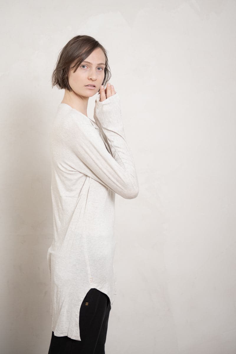 eigensinnig wien | Artmann | Asymmetrischer, leichter Pullover aus Bambus in weiß