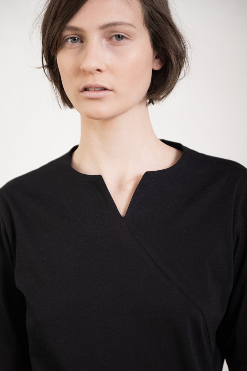 eigensinnig wien | Artmann | Asymmetrischer Pullover aus leichter Baumwolle in schwarz