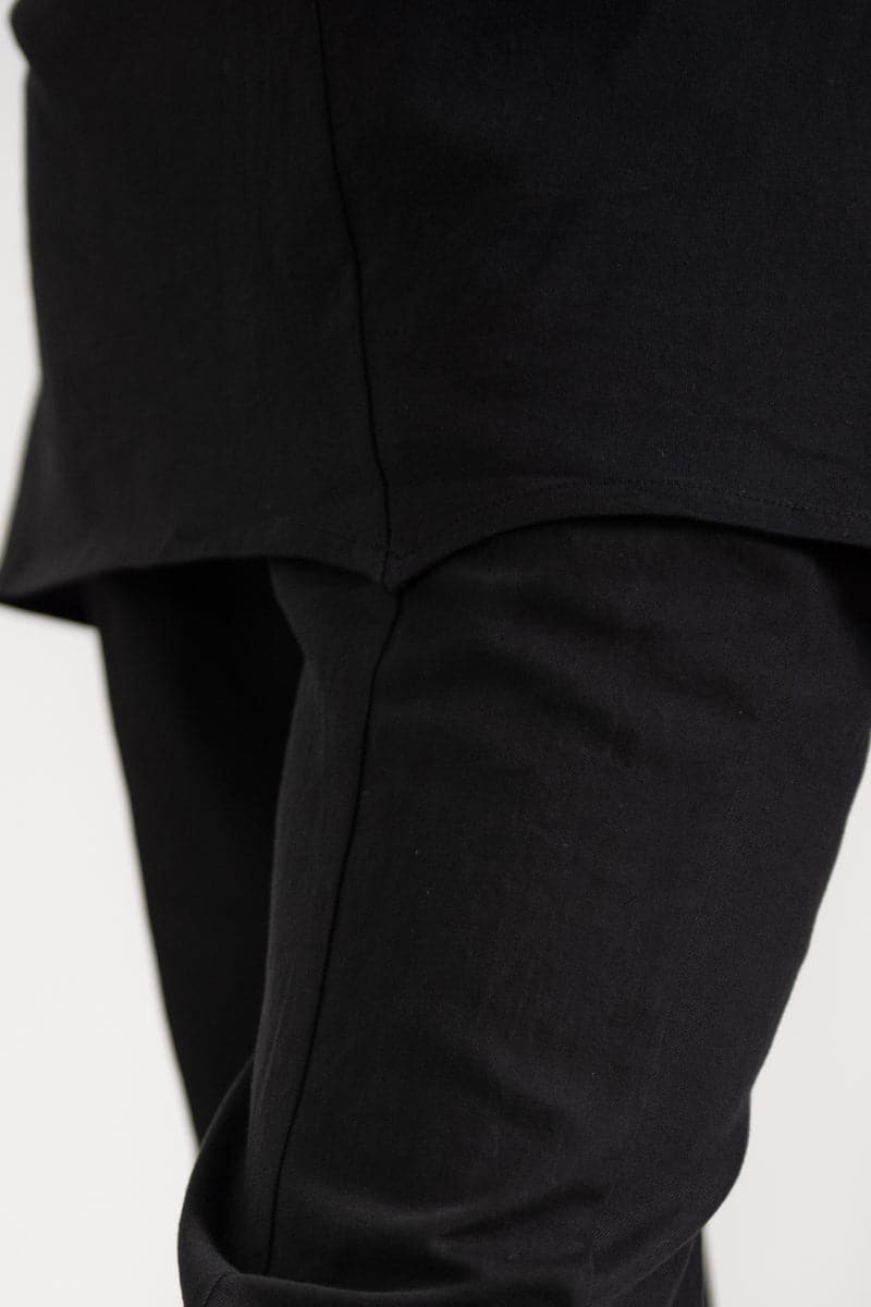 eigensinnig wien | Artmann | Asymmetrischer Pullover aus leichter Baumwolle in schwarz