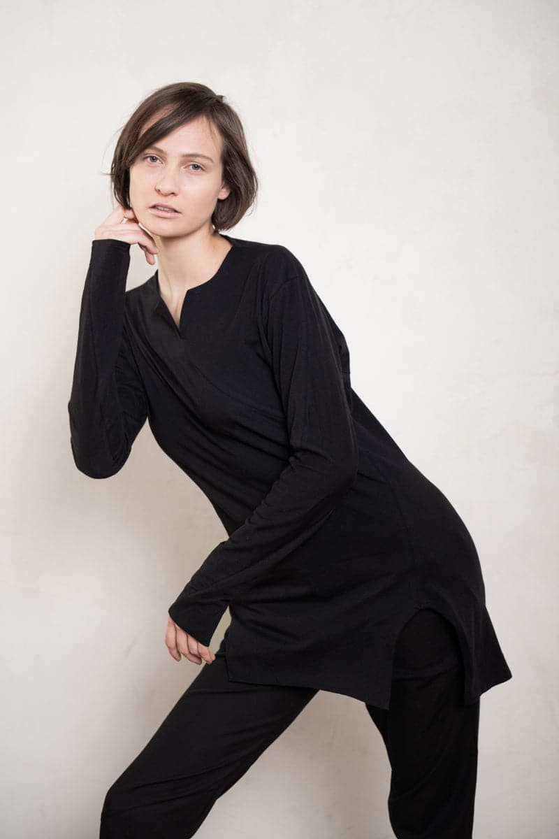 eigensinnig wien | Artmann | Asymmetrischer Pullover aus leichter Baumwolle in schwarz