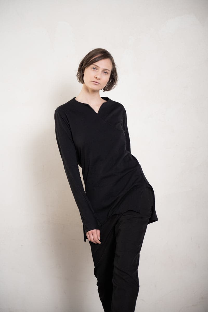 eigensinnig wien | Artmann | Asymmetrischer Pullover aus leichter Baumwolle in schwarz