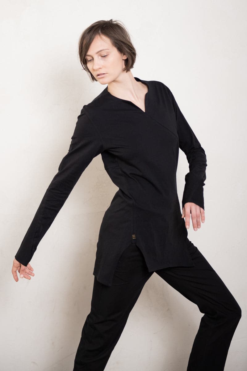 eigensinnig wien | Artmann | Asymmetrischer Pullover aus leichter Baumwolle in schwarz