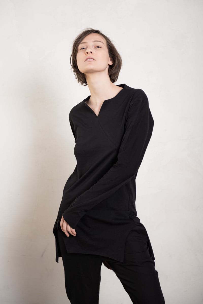 eigensinnig wien | Artmann | Asymmetrischer Pullover aus leichter Baumwolle in schwarz