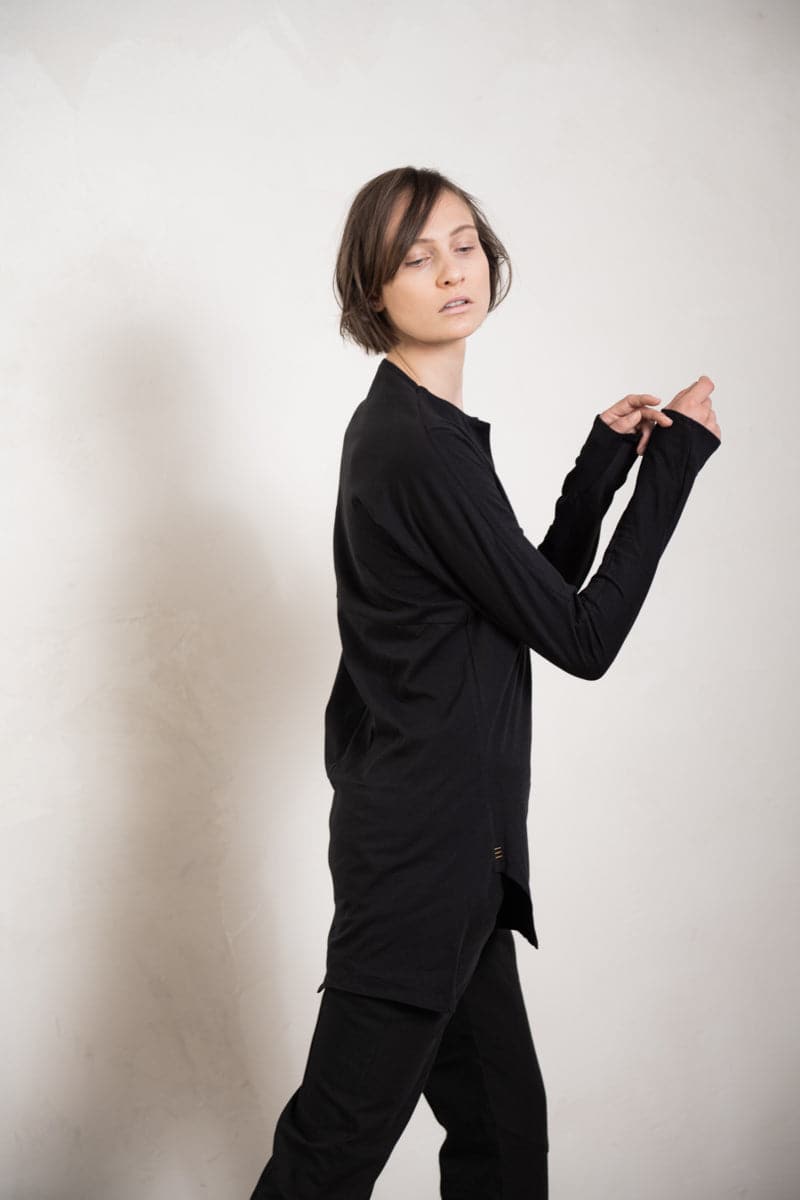 eigensinnig wien | Artmann | Asymmetrischer Pullover aus leichter Baumwolle in schwarz