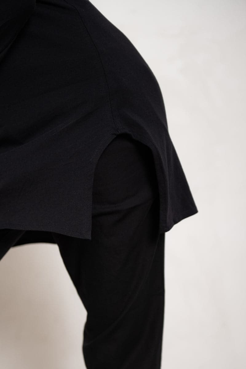 eigensinnig wien | Artmann | Asymmetrischer Pullover aus leichter Baumwolle in schwarz