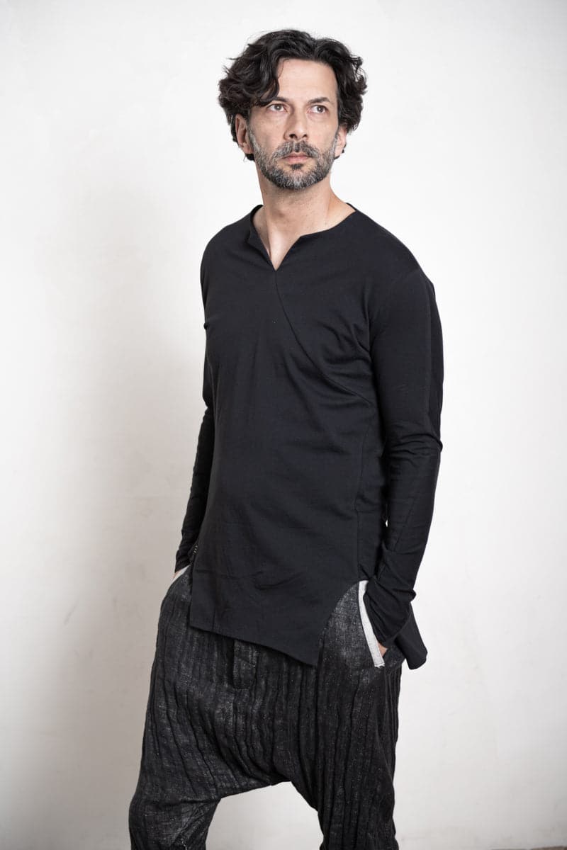 eigensinnig wien | Artmann | Asymmetrischer Pullover aus leichter Baumwolle in schwarz