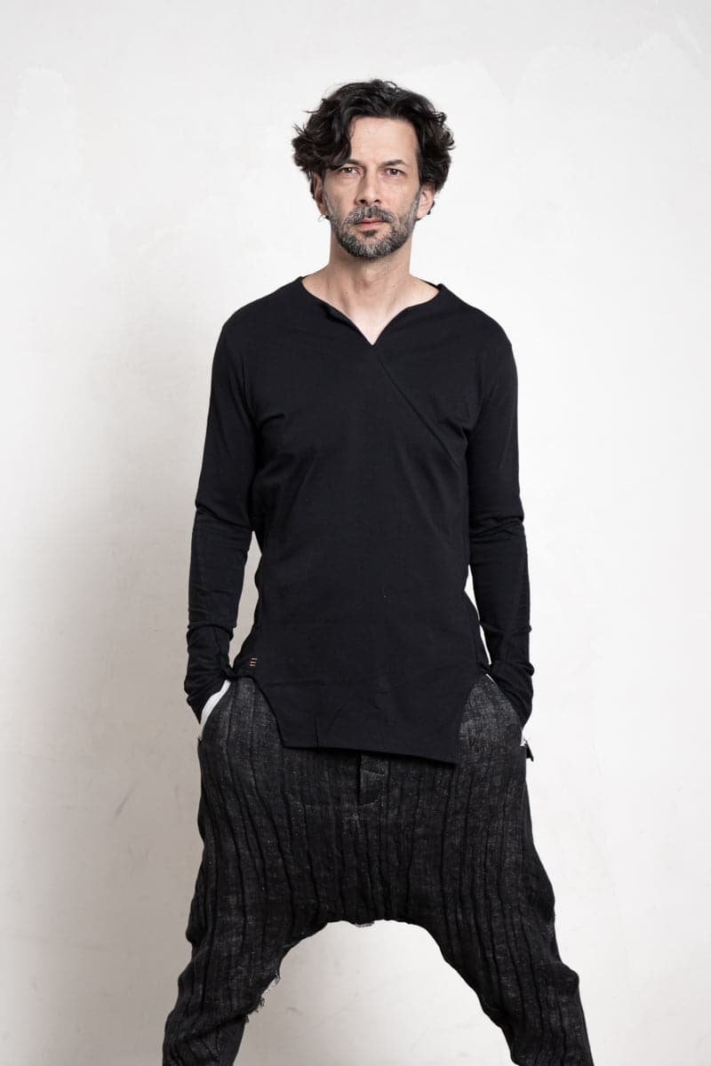 eigensinnig wien | Artmann | Asymmetrischer Pullover aus leichter Baumwolle in schwarz