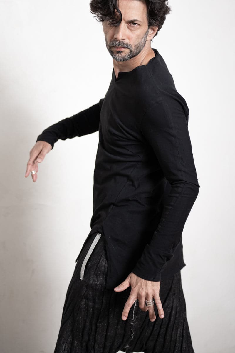 eigensinnig wien | Artmann | Asymmetrischer Pullover aus leichter Baumwolle in schwarz