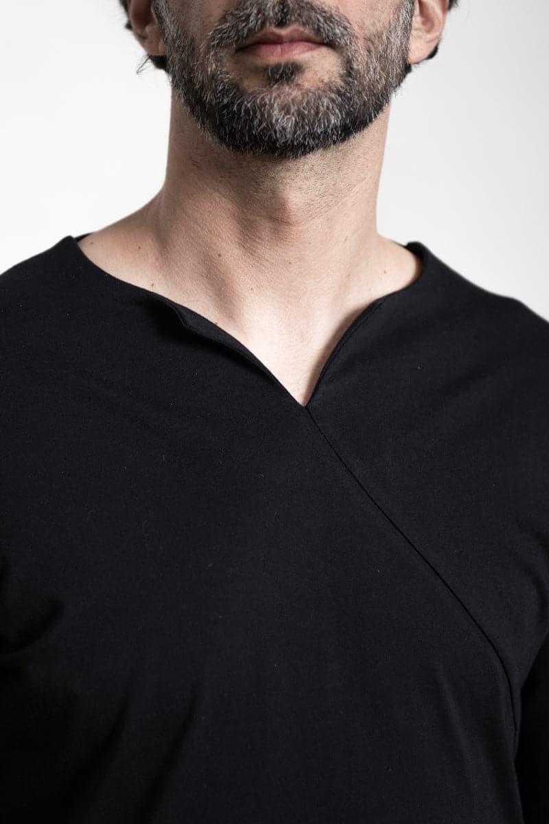 eigensinnig wien | Artmann | Asymmetrischer Pullover aus leichter Baumwolle in schwarz
