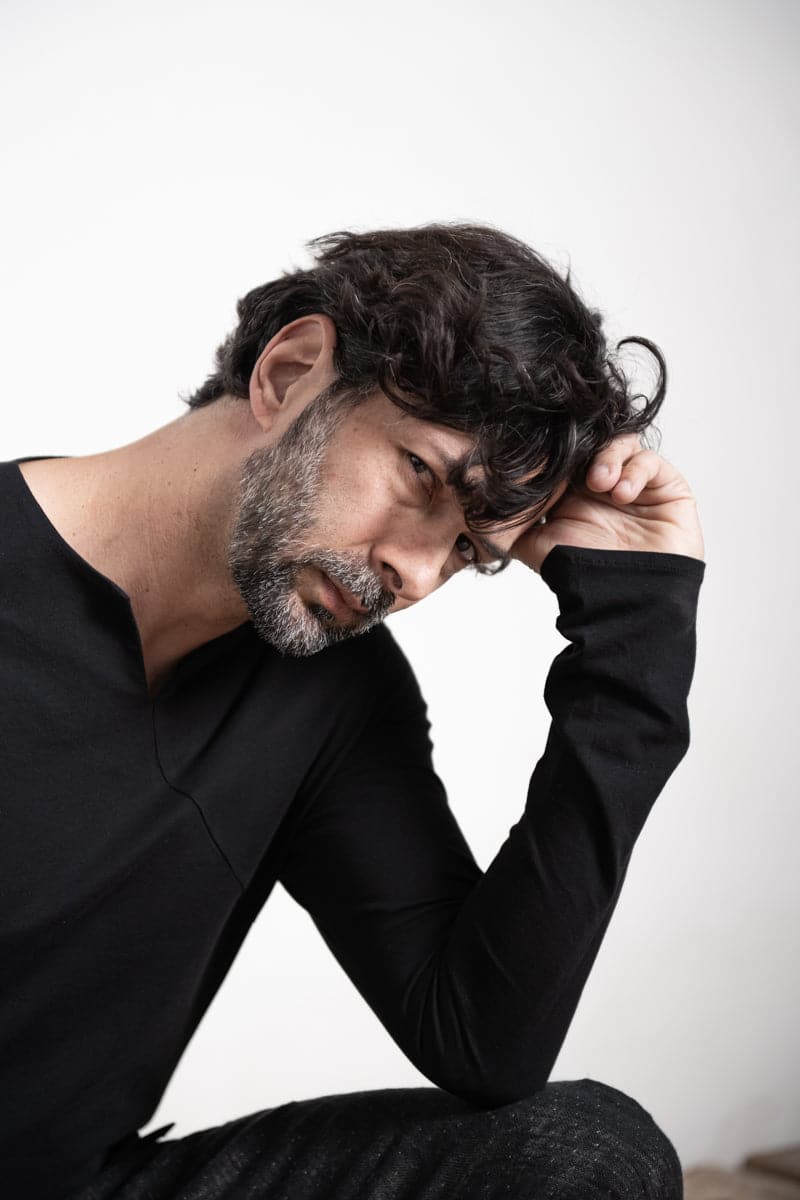 eigensinnig wien | Artmann | Asymmetrischer Pullover aus leichter Baumwolle in schwarz
