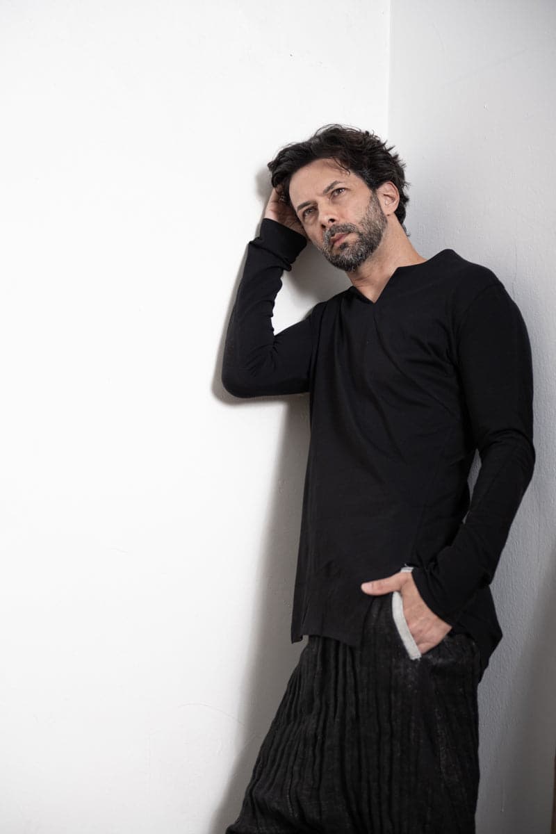 eigensinnig wien | Artmann | Asymmetrischer Pullover aus leichter Baumwolle in schwarz
