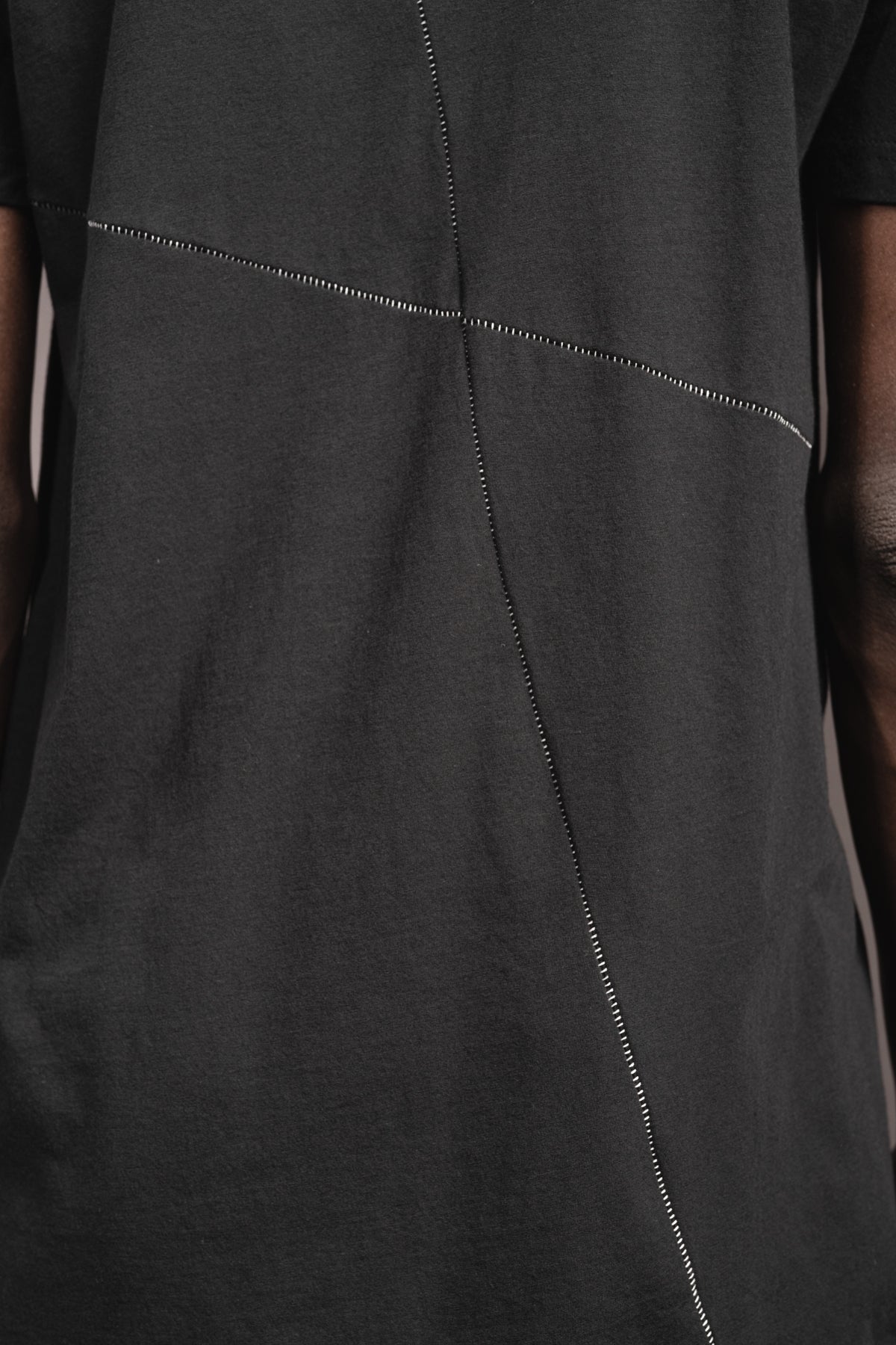 eigensinnig wien | Artmann | Schwarzes, avantgardistisches Long-T-Shirt aus Baumwolle