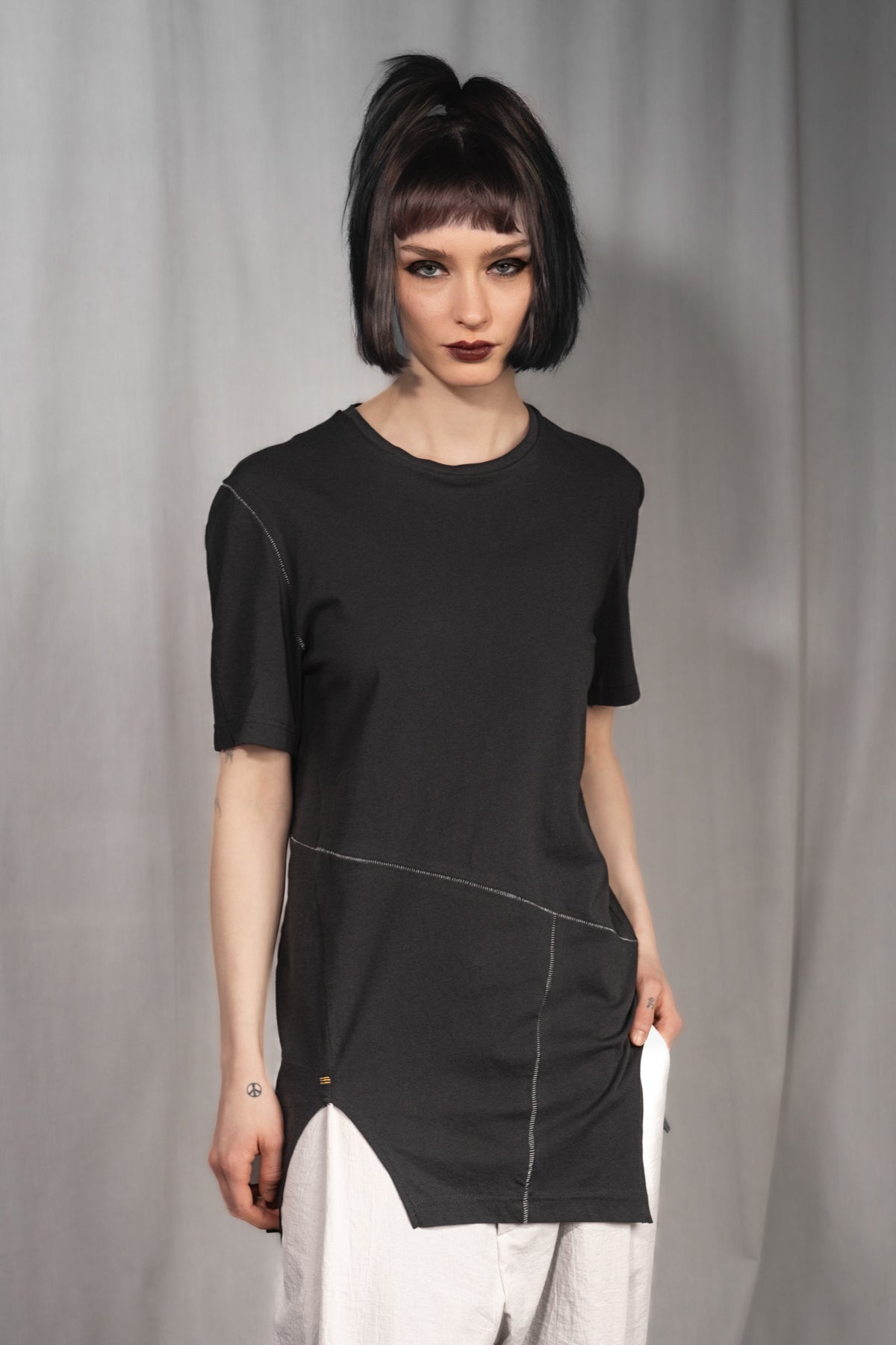 eigensinnig wien | Artmann | Schwarzes Designer T-Shirt in Long Fit aus Baumwolle