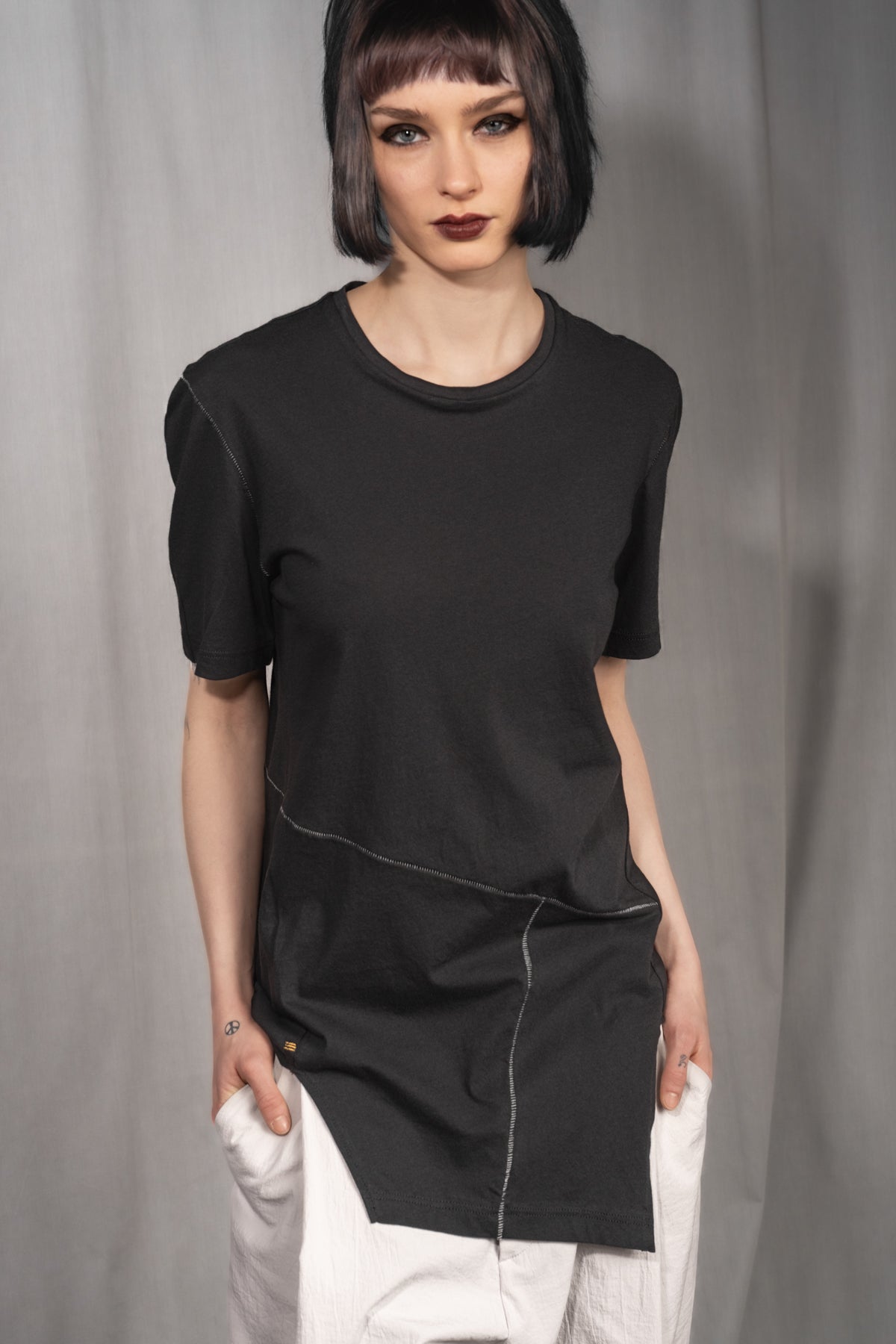 eigensinnig wien | Artmann | Schwarzes Designer T-Shirt in Long Fit aus Baumwolle