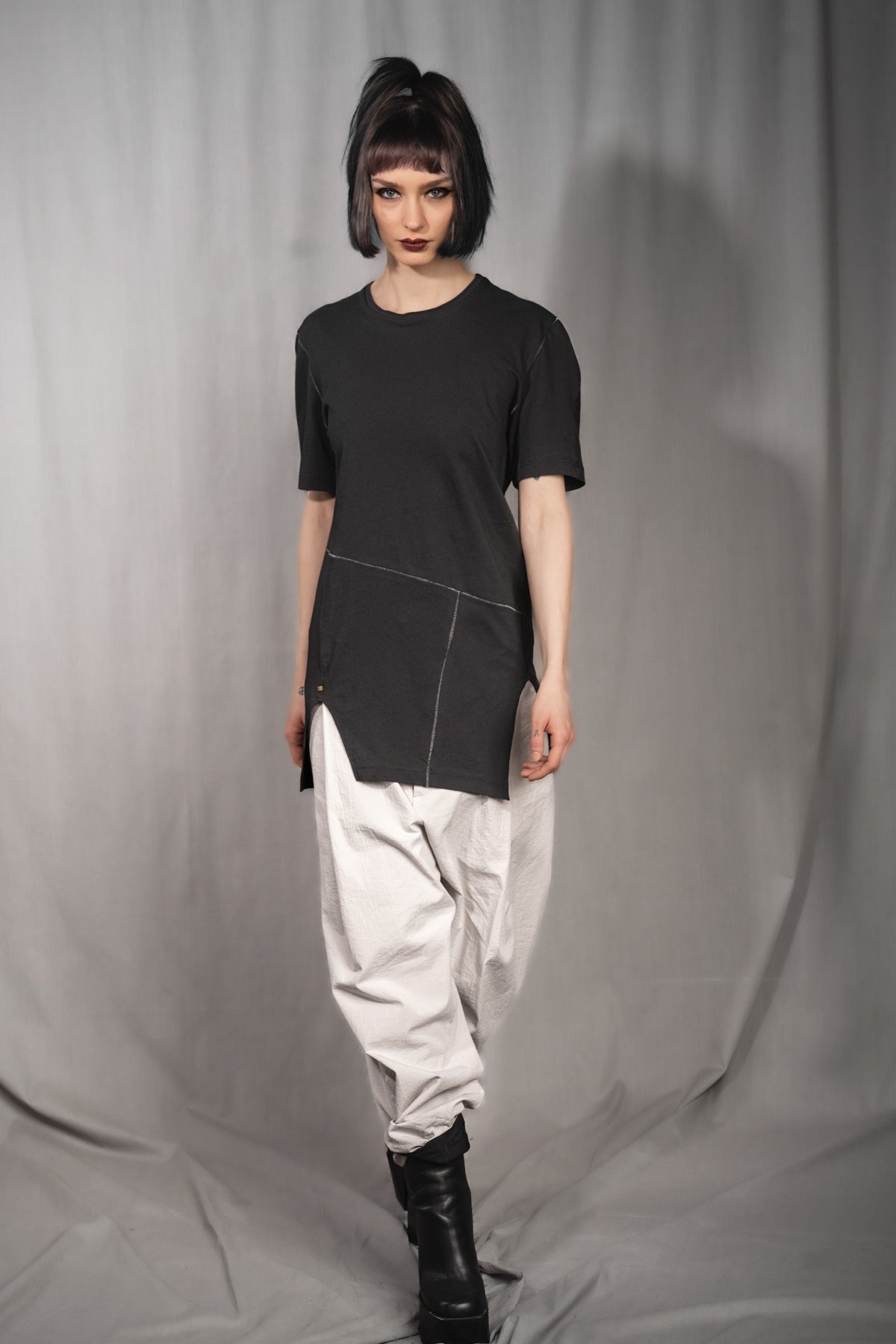 eigensinnig wien | Artmann | Schwarzes Designer T-Shirt in Long Fit aus Baumwolle