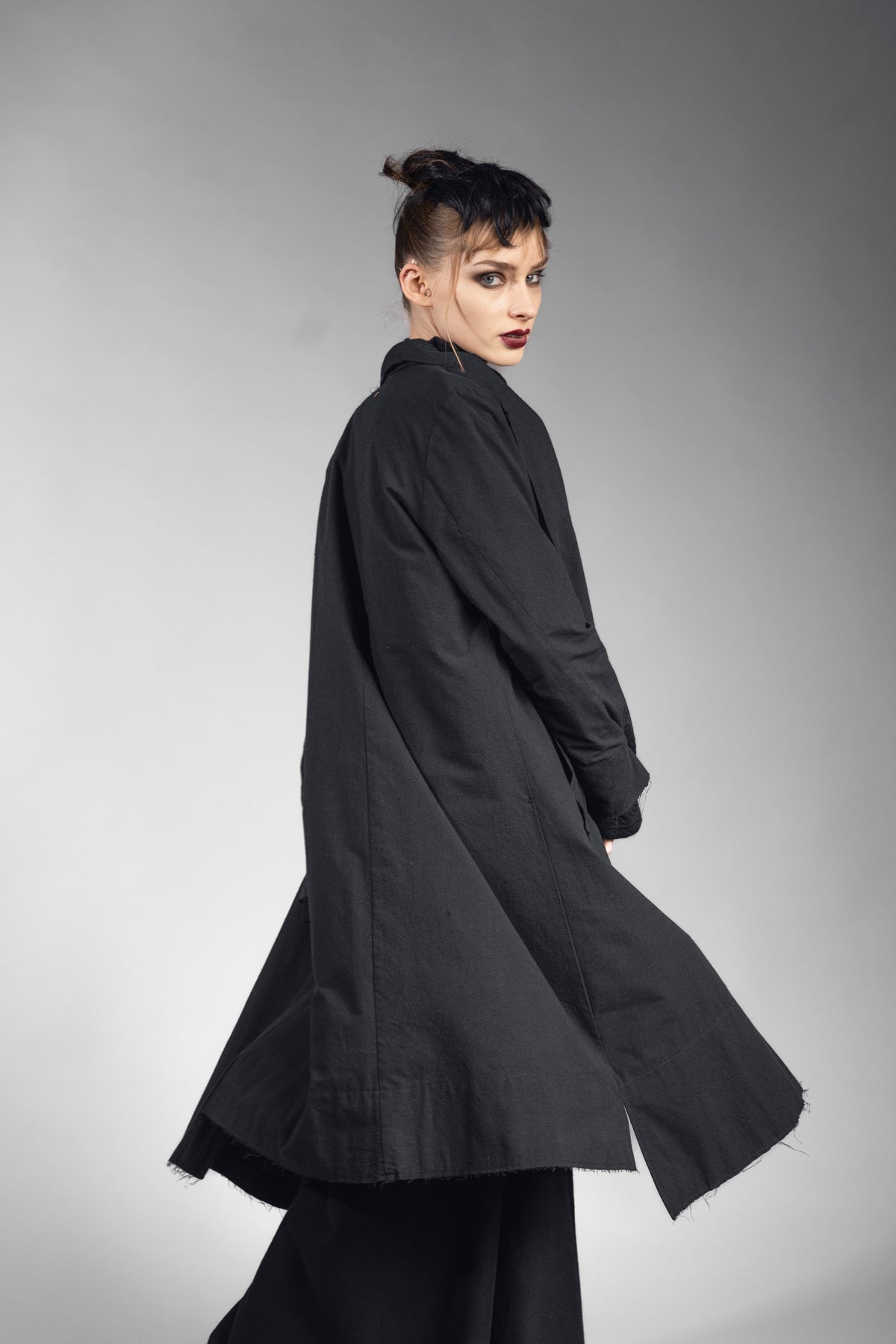 eigensinnig wien | Athena | Elegantes Mantelkleid in exklusivem Design aus schwarzer Seide