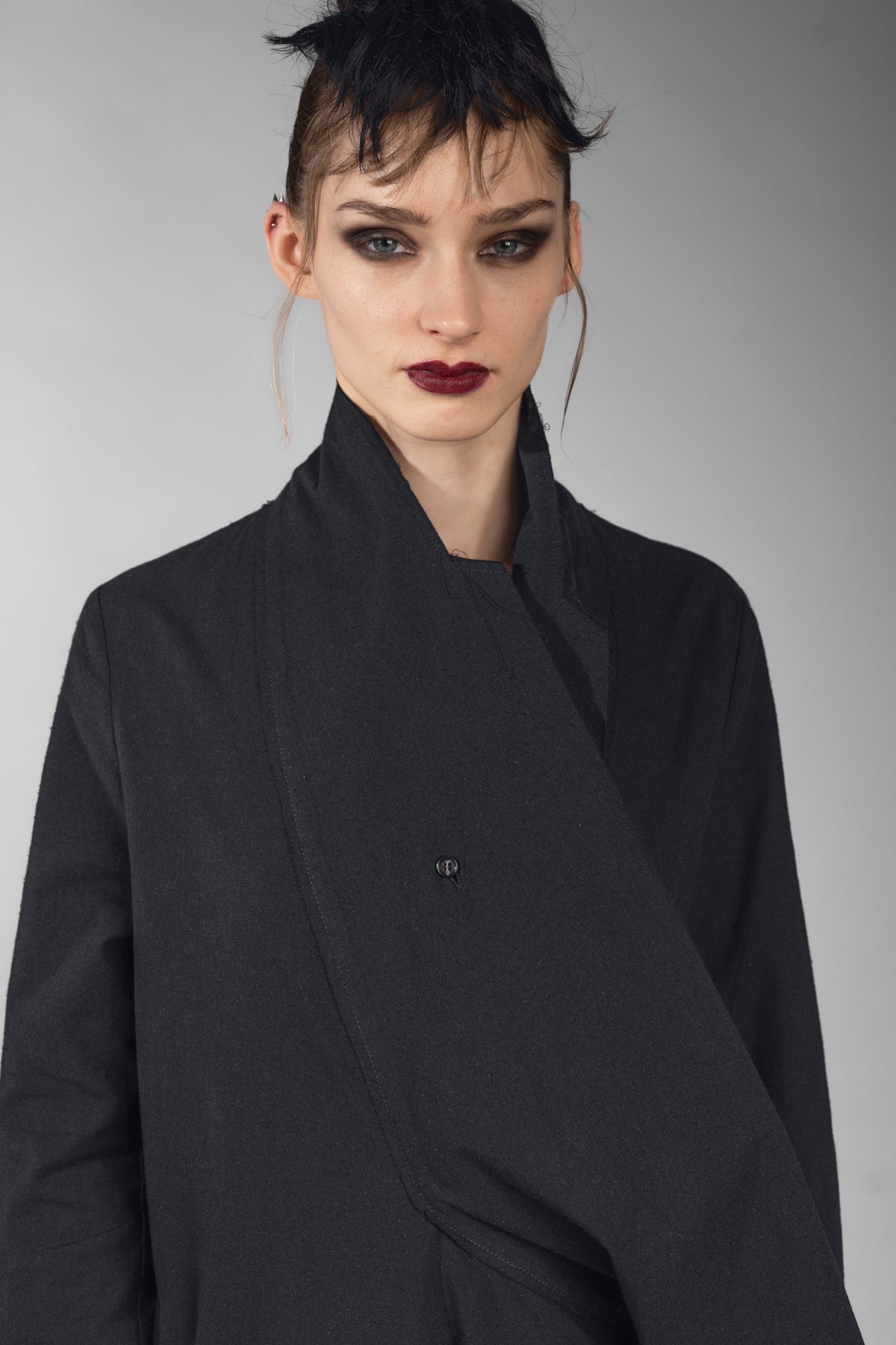 eigensinnig wien | Athena | Elegantes Mantelkleid in exklusivem Design aus schwarzer Seide