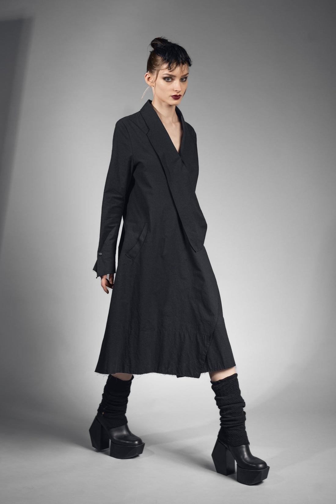 eigensinnig wien | Athena | Elegantes Mantelkleid in exklusivem Design aus schwarzer Seide