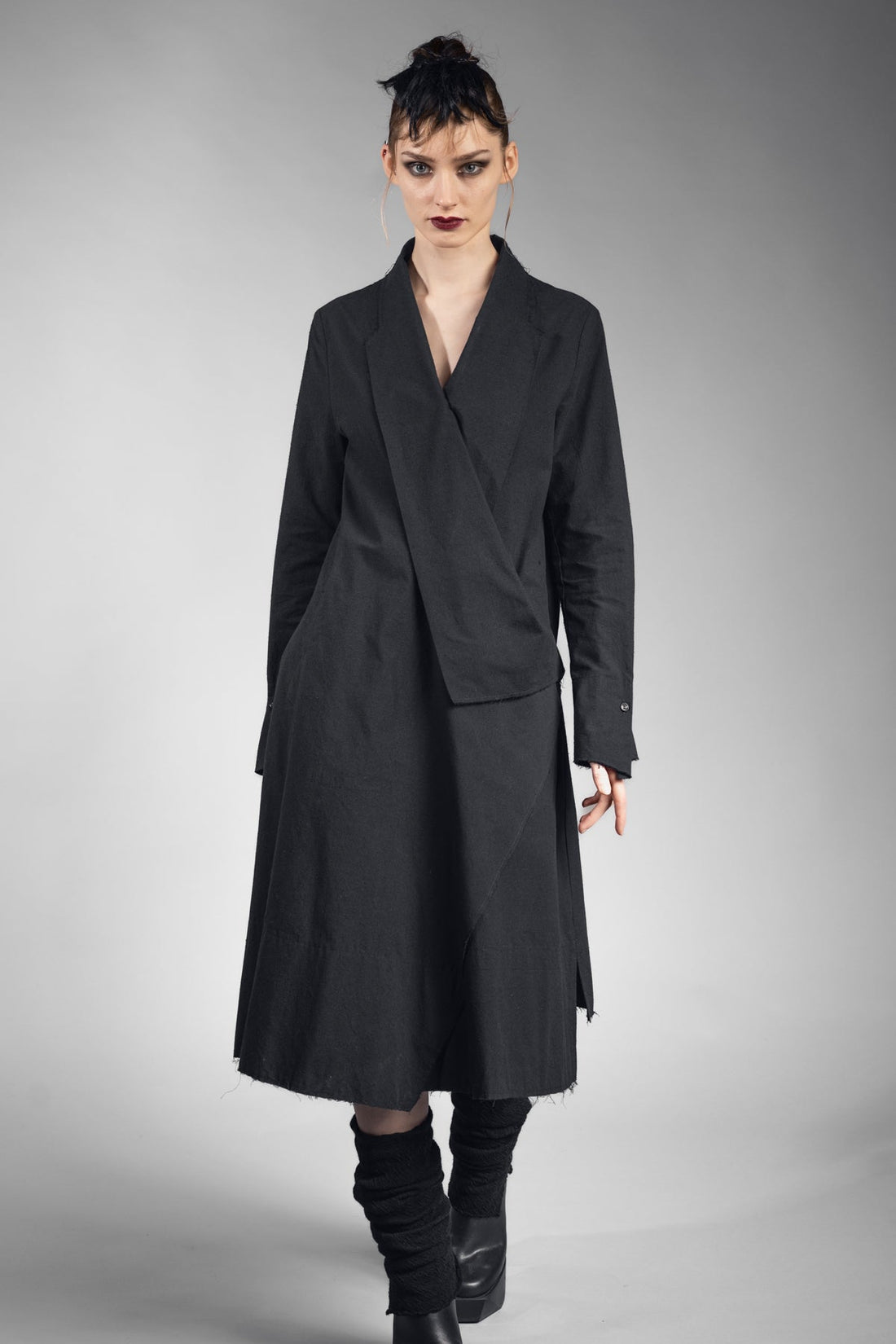 eigensinnig wien | Athena | Elegantes Mantelkleid in exklusivem Design aus schwarzer Seide