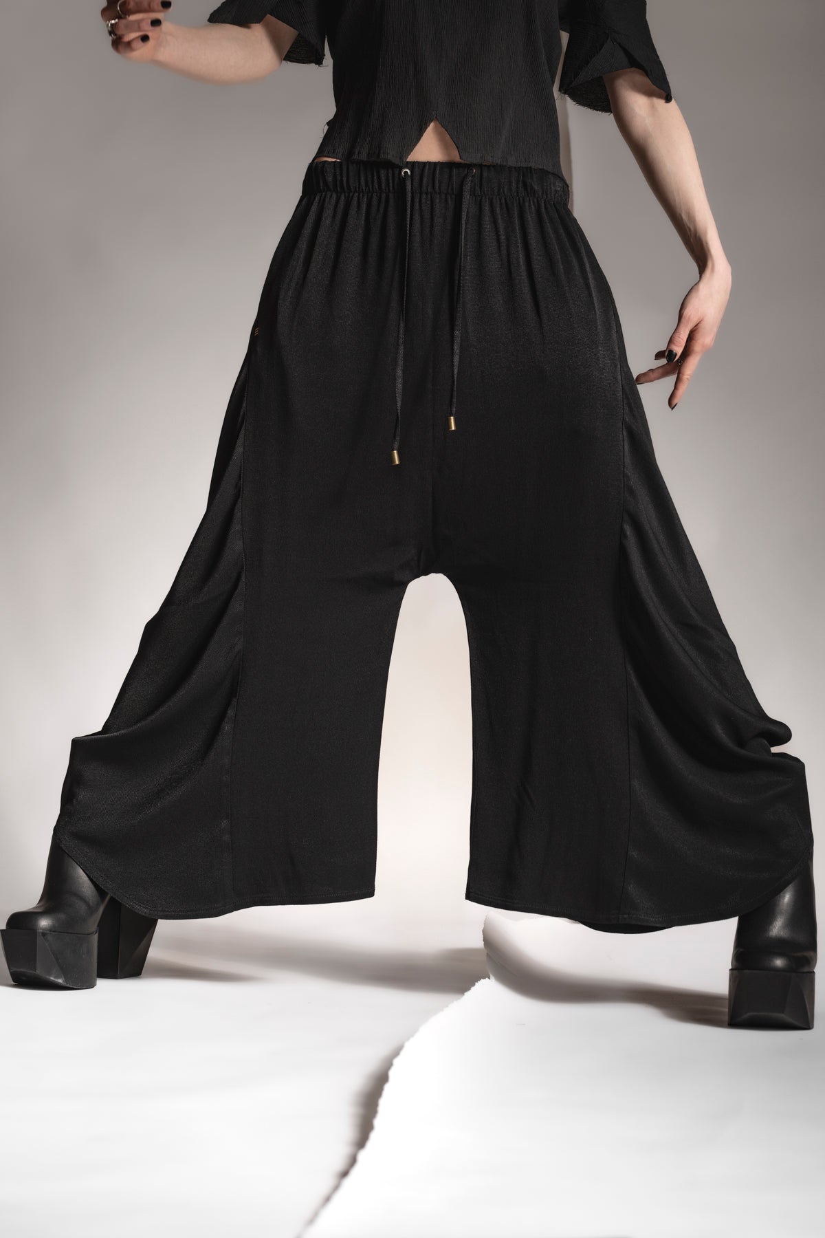 eigensinnig wien | Averroes | Eleganter Hosenrock in Schwarz