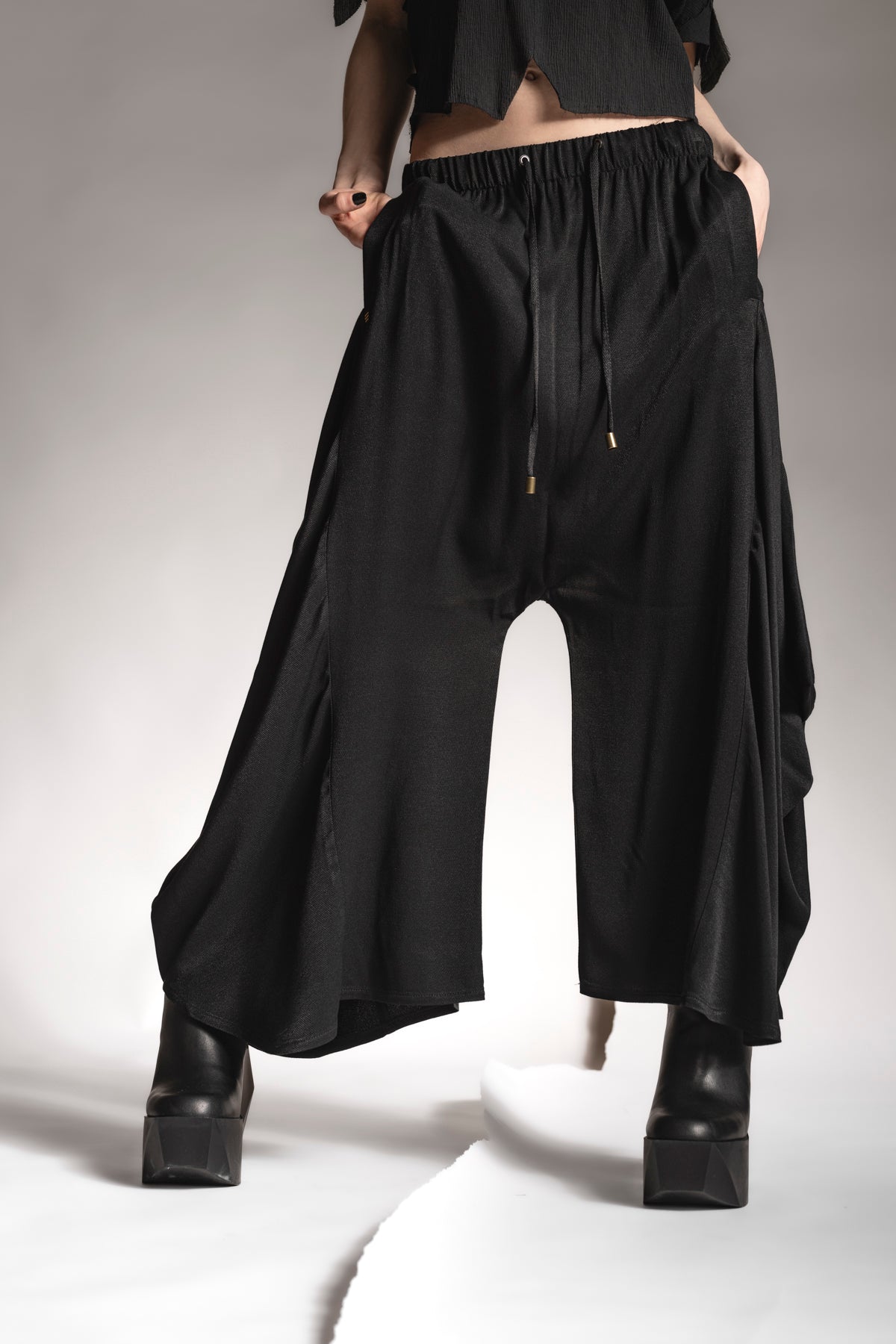 eigensinnig wien | Averroes | Eleganter Hosenrock in Schwarz