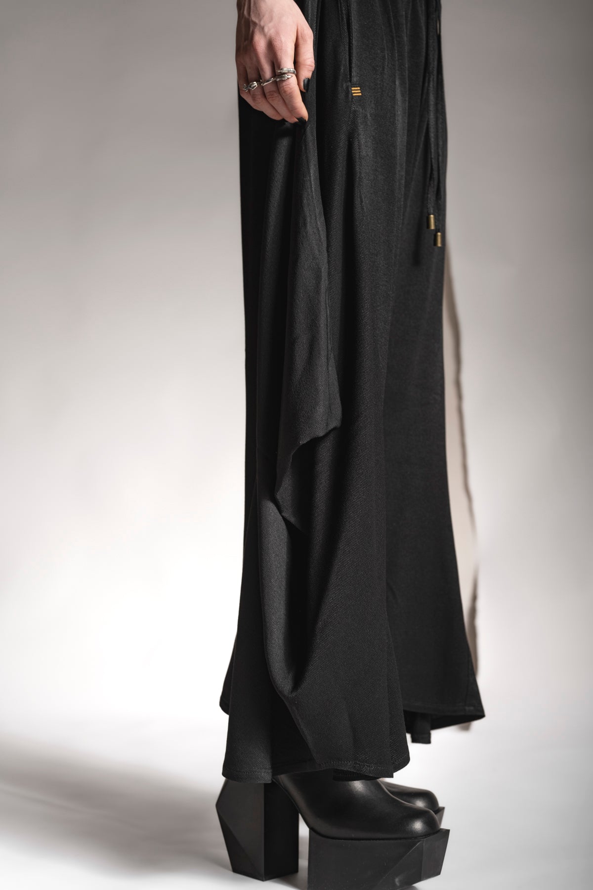 eigensinnig wien | Averroes | Eleganter Hosenrock in Schwarz