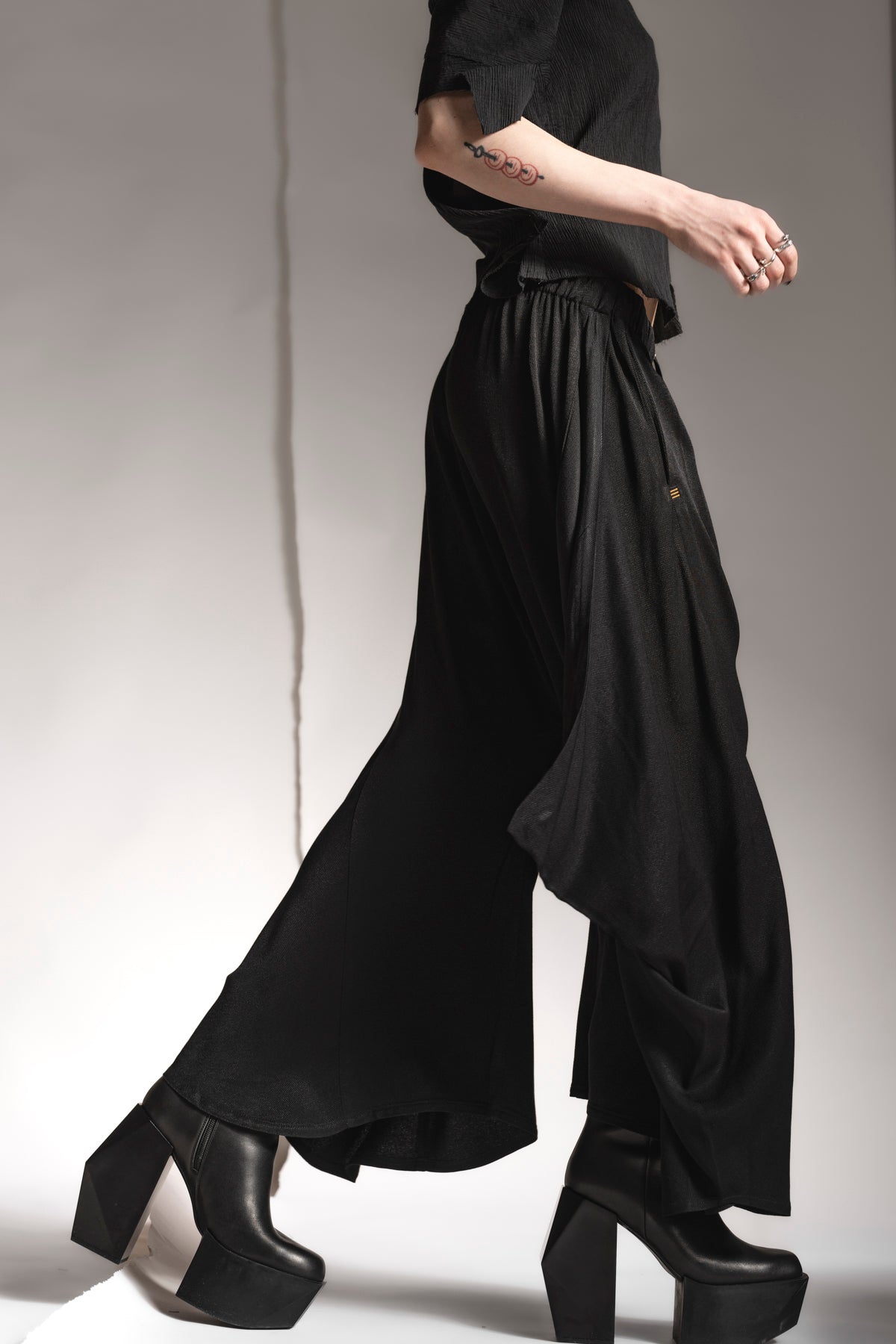 eigensinnig wien | Averroes | Eleganter Hosenrock in Schwarz
