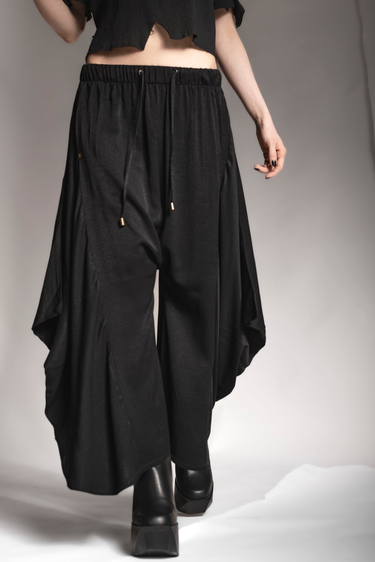 eigensinnig wien | Averroes | Eleganter Hosenrock in Schwarz