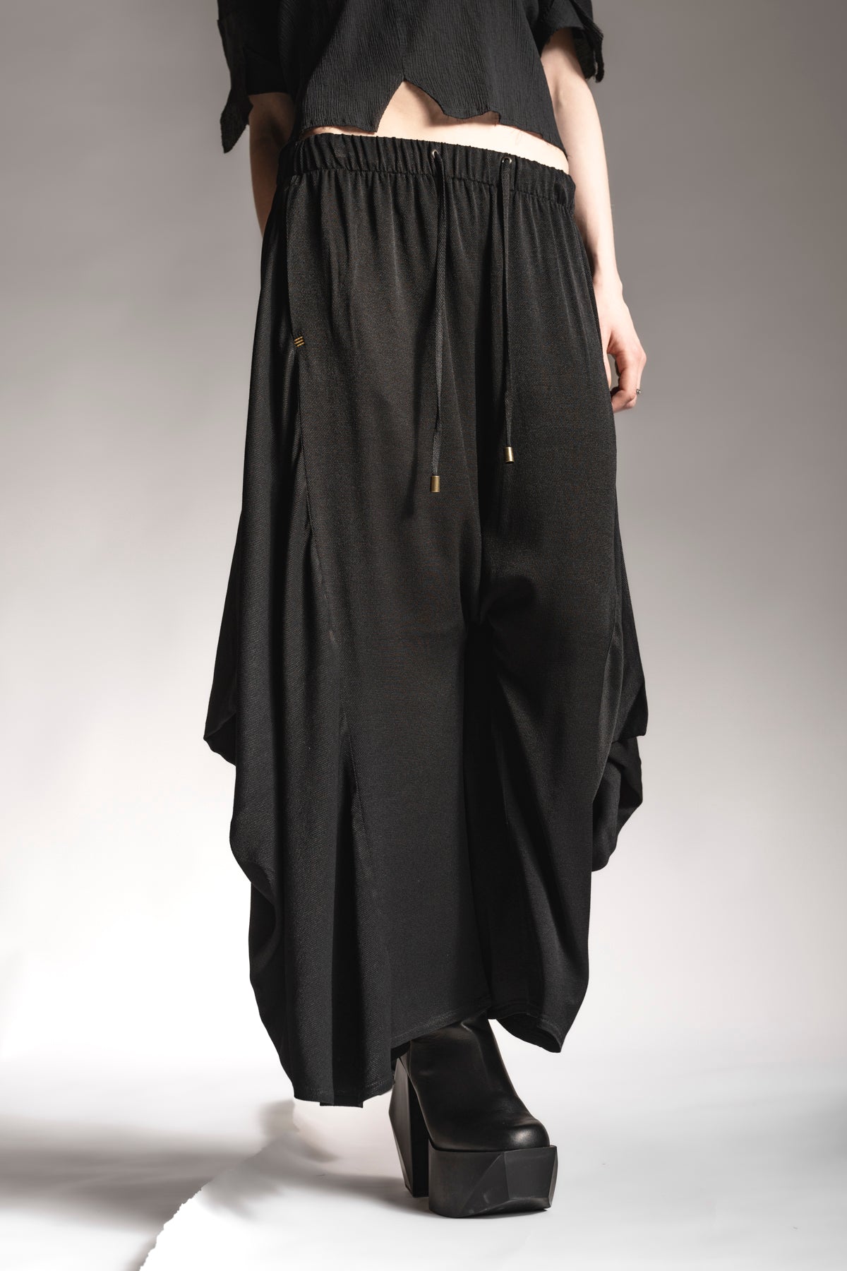eigensinnig wien | Averroes | Eleganter Hosenrock in Schwarz