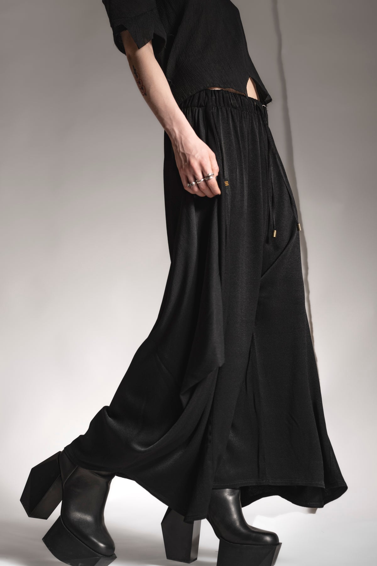 eigensinnig wien | Averroes | Eleganter Hosenrock in Schwarz