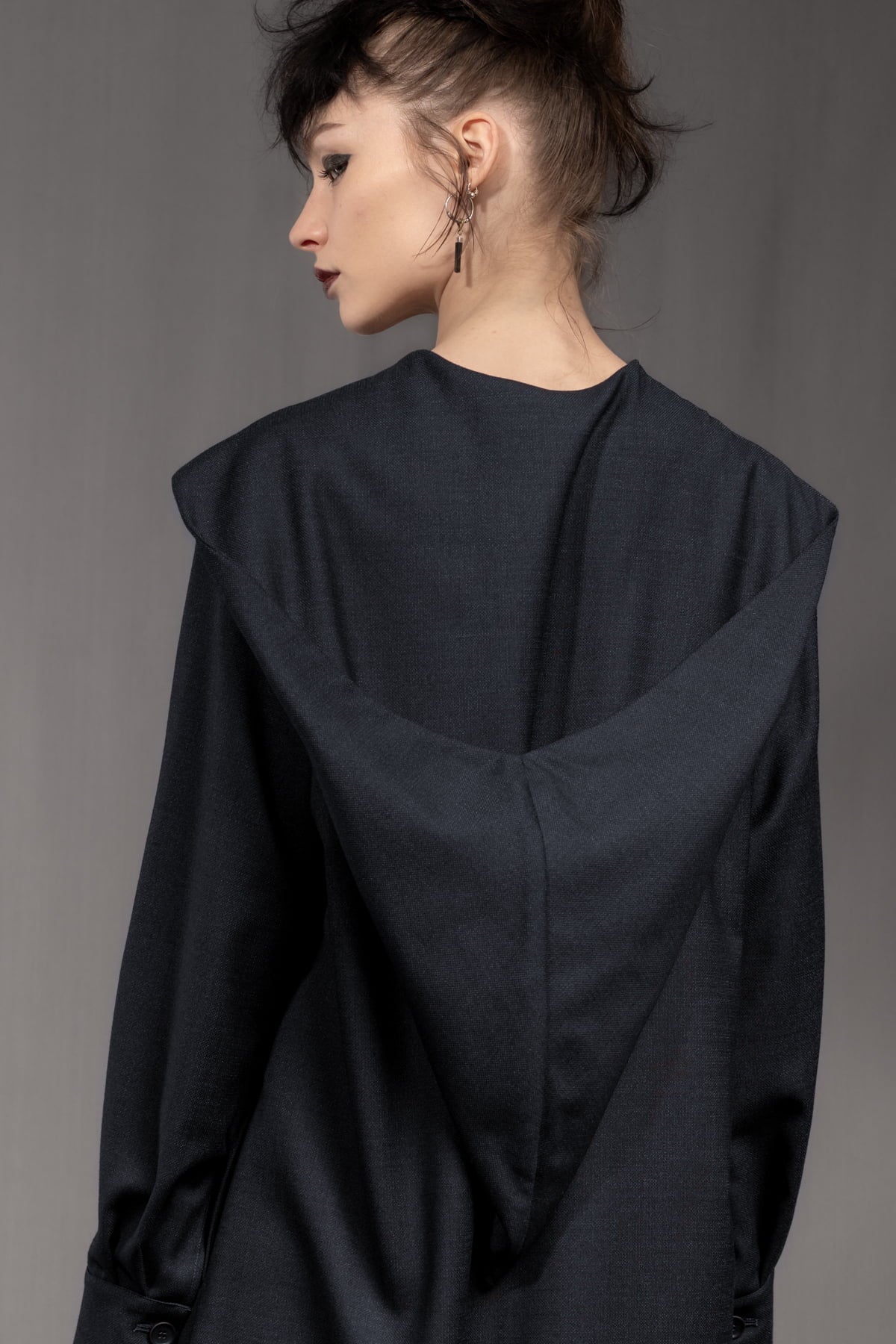eigensinnig wien | AveRüb | Nachtblauer Designer-Zweiteiler mit Hooded Gown aus Seide/Wolle