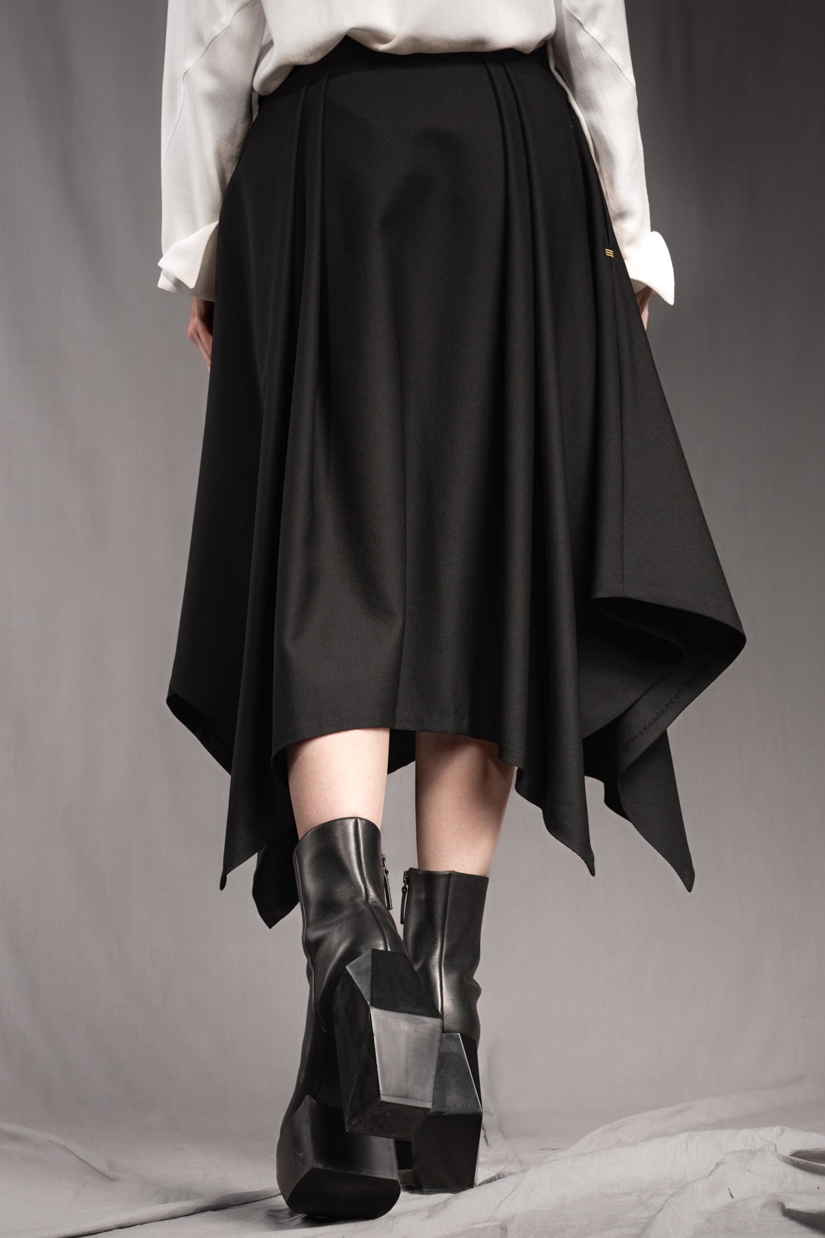 eigensinnig wien | Bacchanalia | Asymmetrischer, schwarzer Twill-Rock mit tiefen Faltenwürfen
