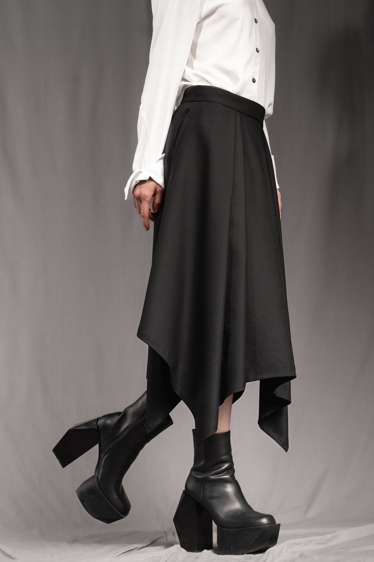 eigensinnig wien | Bacchanalia | Asymmetrischer, schwarzer Twill-Rock mit tiefen Faltenwürfen