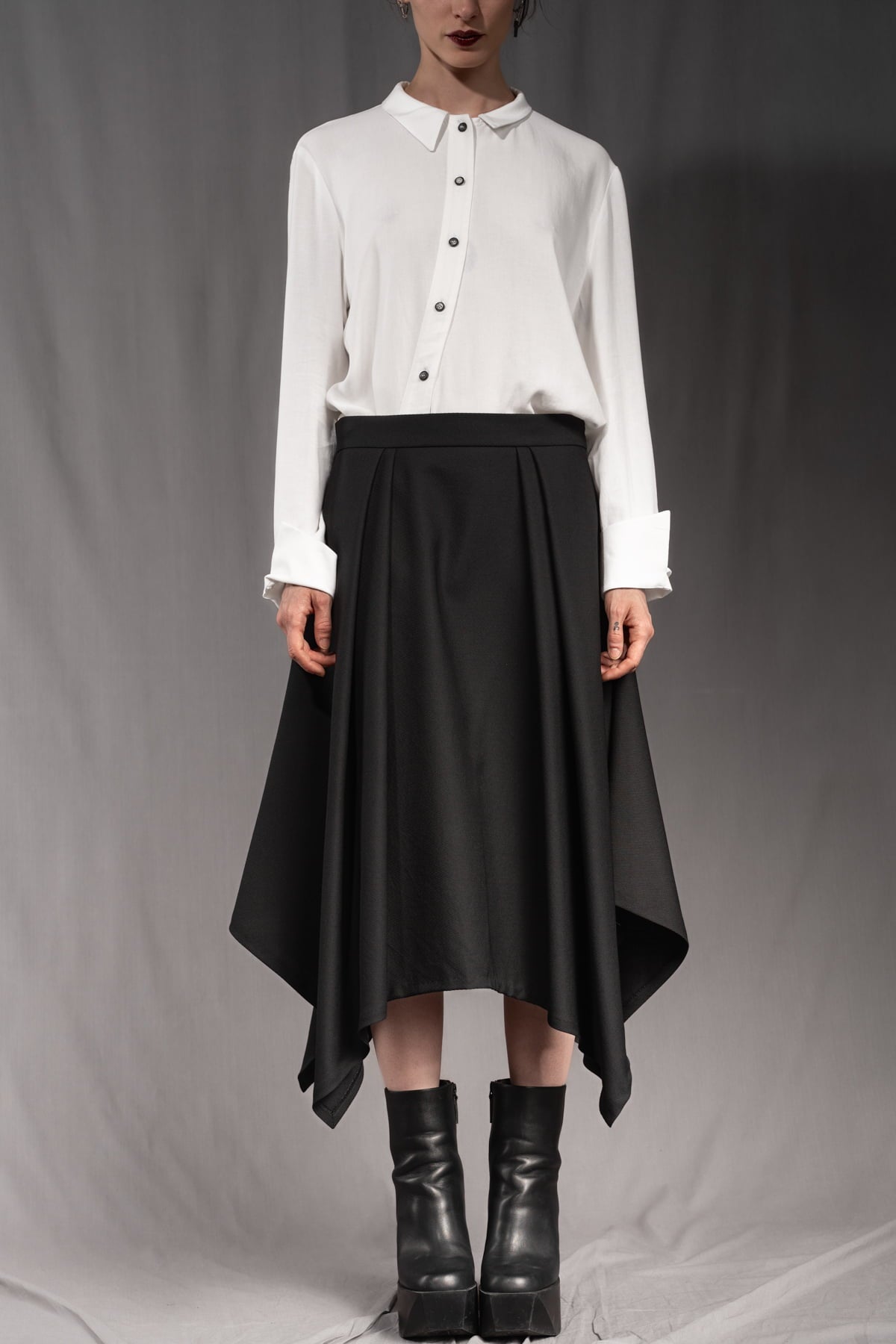 eigensinnig wien | Bacchanalia | Asymmetrischer, schwarzer Twill-Rock mit tiefen Faltenwürfen