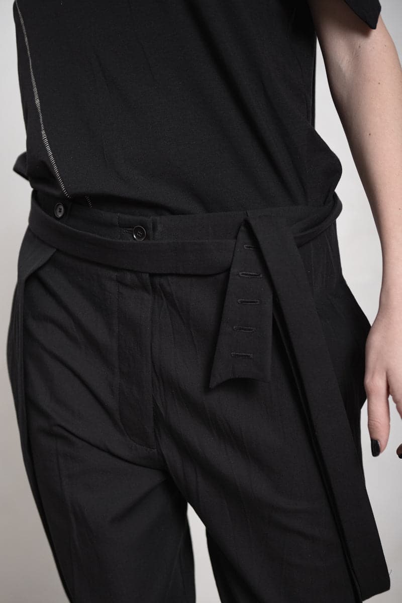 eigensinnig wien | Bachmann | Schmale Hose mit Trägern für Damen aus schwarzer Baumwolle in schwarz