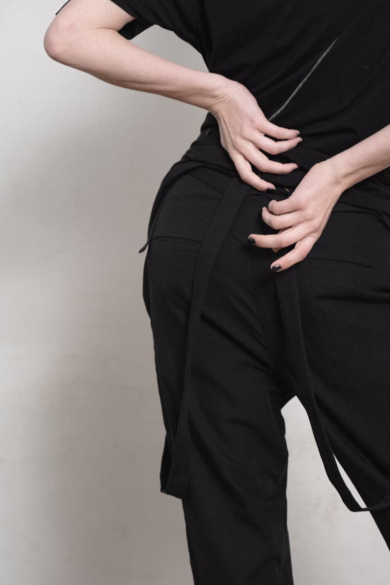 eigensinnig wien | Bachmann | Schmale Hose mit Trägern für Damen aus schwarzer Baumwolle in schwarz