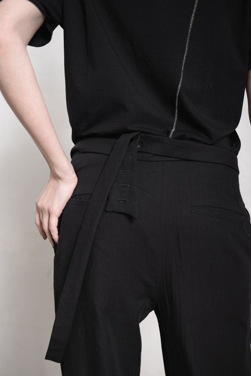 eigensinnig wien | Bachmann | Schmale Hose mit Trägern für Damen aus schwarzer Baumwolle in schwarz