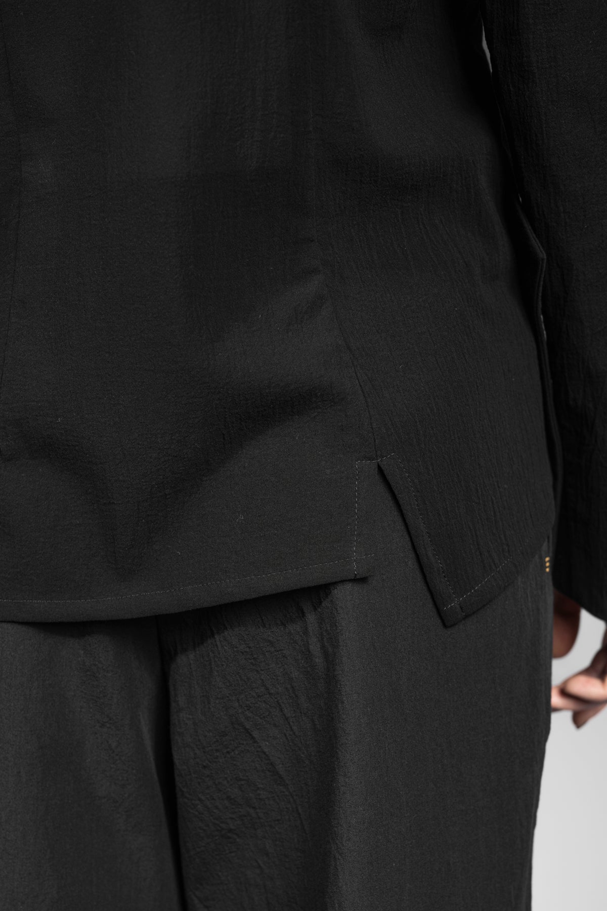 eigensinnig wien | Badb | Asymmetrische Designerbluse für Damen aus leichter japanischer Baumwolle