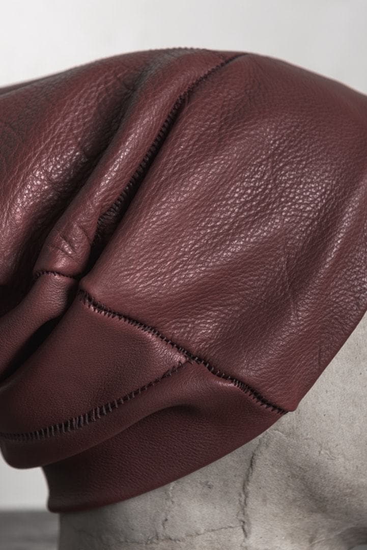 eigensinnig wien | Balint | Unkonventioneller Leder-Beanie in weinrot