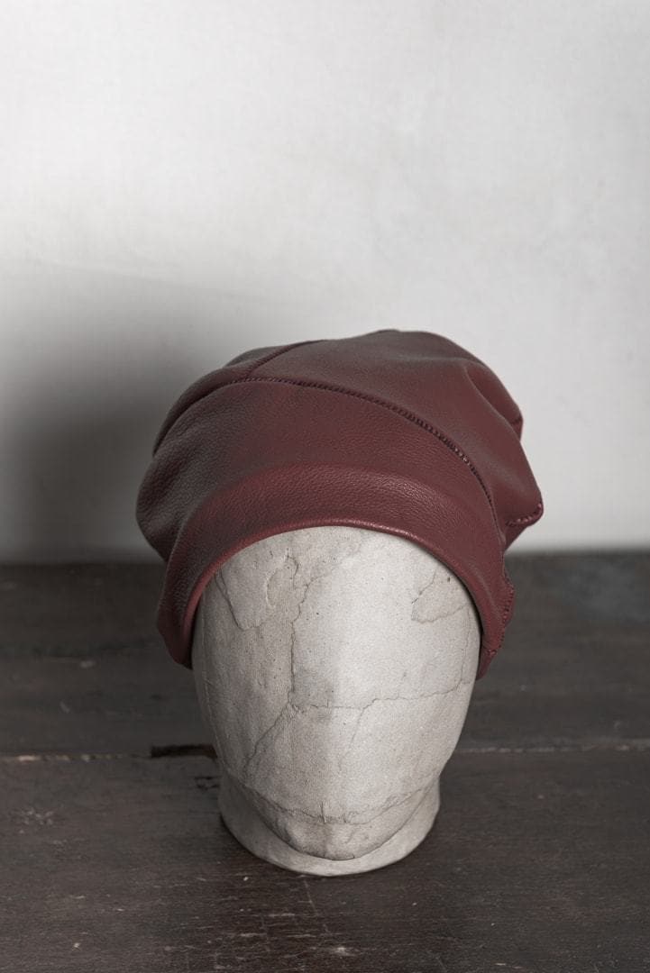 eigensinnig wien | Balint | Unkonventioneller Leder-Beanie in weinrot